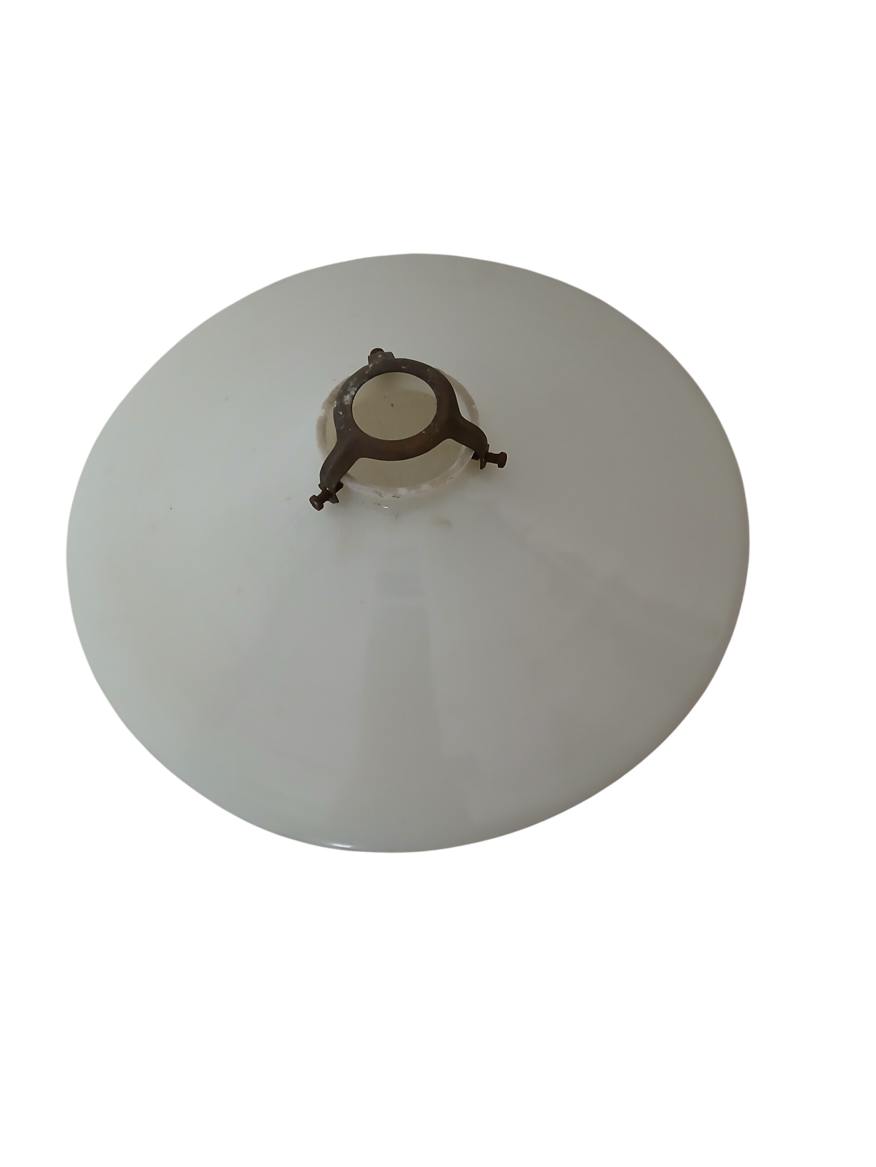 Acheter Abat-jour en opaline blanche et sa griffe. Diamètre 26cm Bon état - 15,00 € Abat-jour en opaline blanche et sa griffe. Diamètre 26cm Bon état reconditionné disponible sur Label Emmaüs