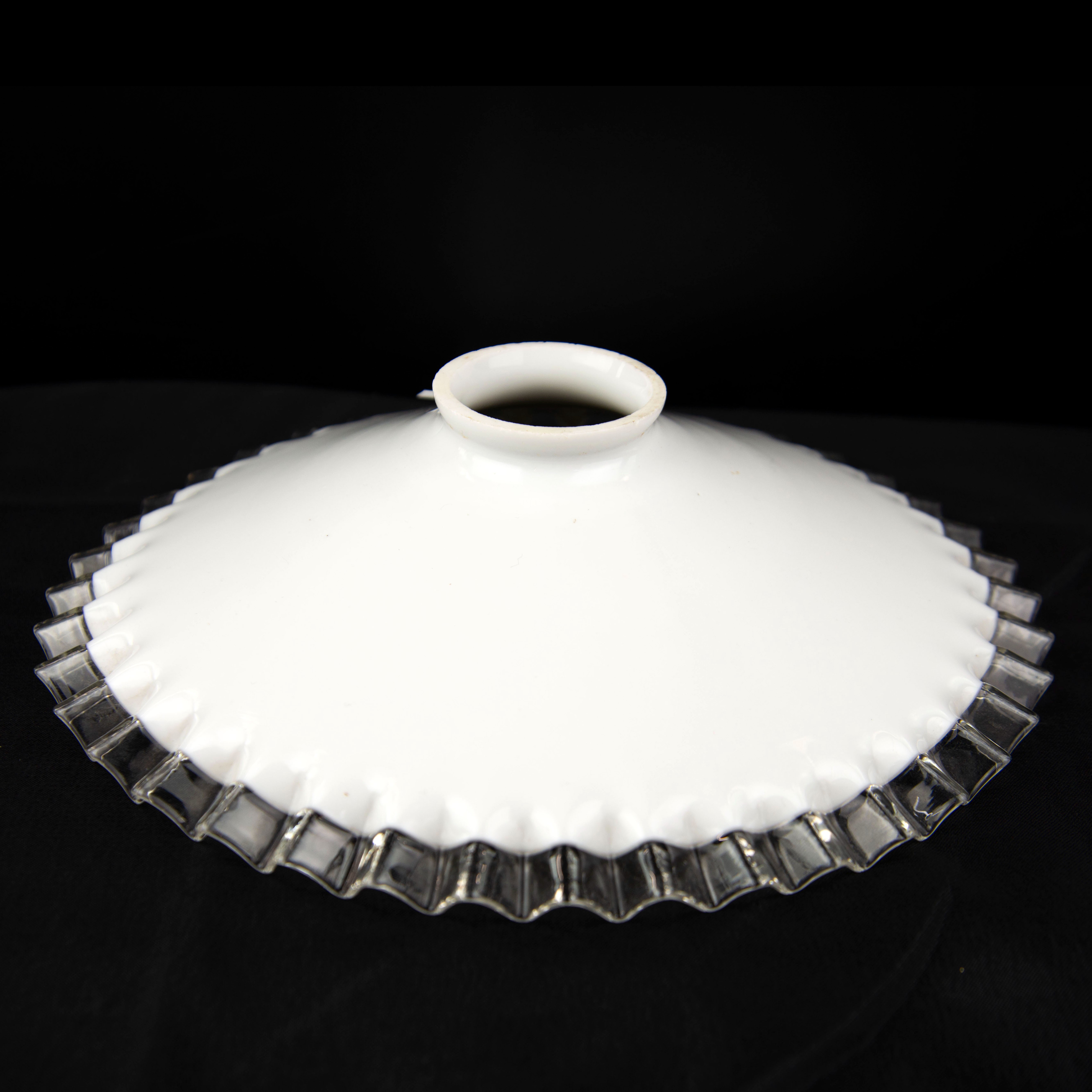 Voir photo 2 de Abat-jour en opaline feuilleté blanc et transparent Abat-jour en opaline feuilleté blanc et transparent Très bon état reconditionné photo 2