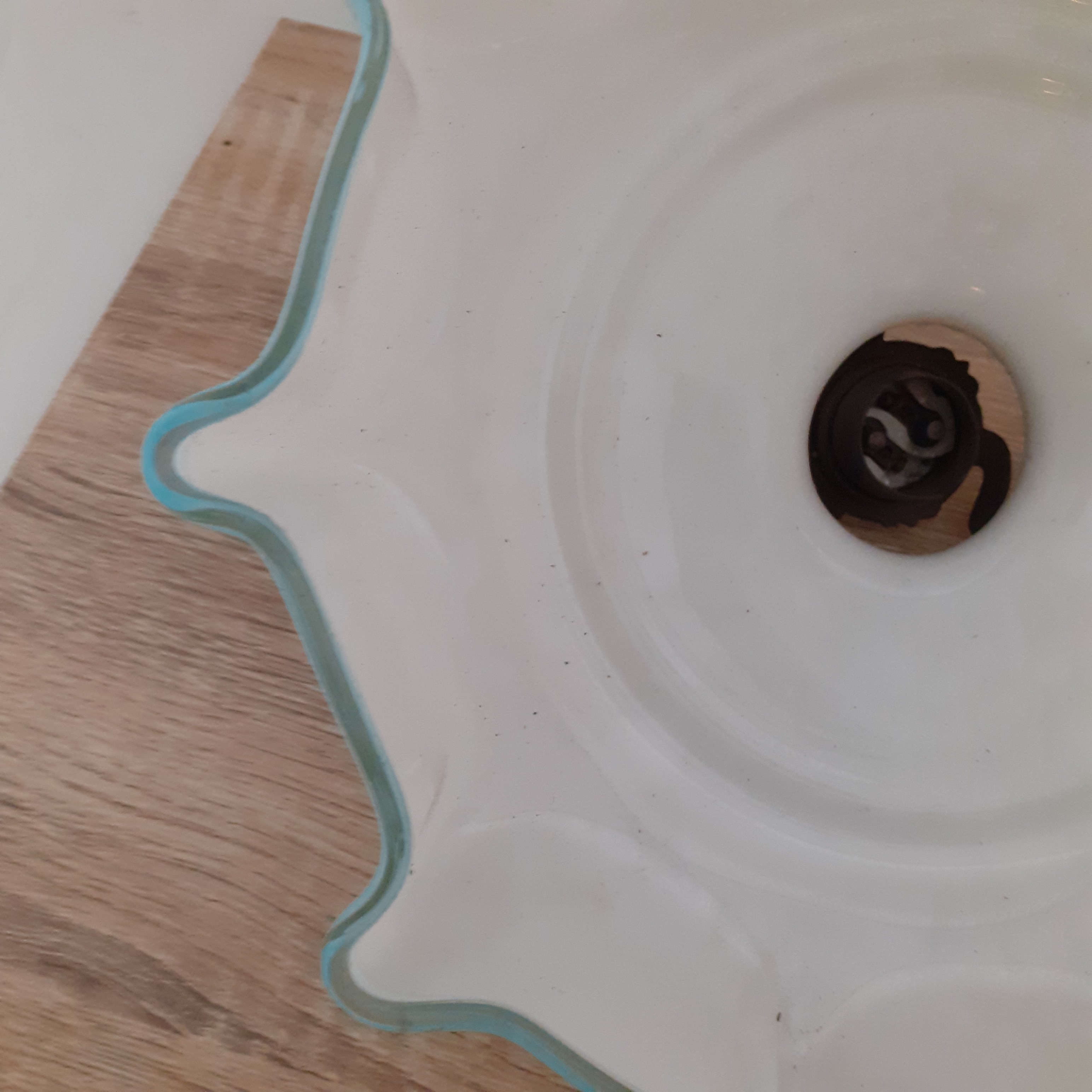 Voir photo 3 de Abat-jour en verre opalescent bordé der bleu avec sa griffe en parfait état Abat-jour en verre opalescent bordé der bleu avec sa griffe en parfait état Très bon état reconditionné photo 3
