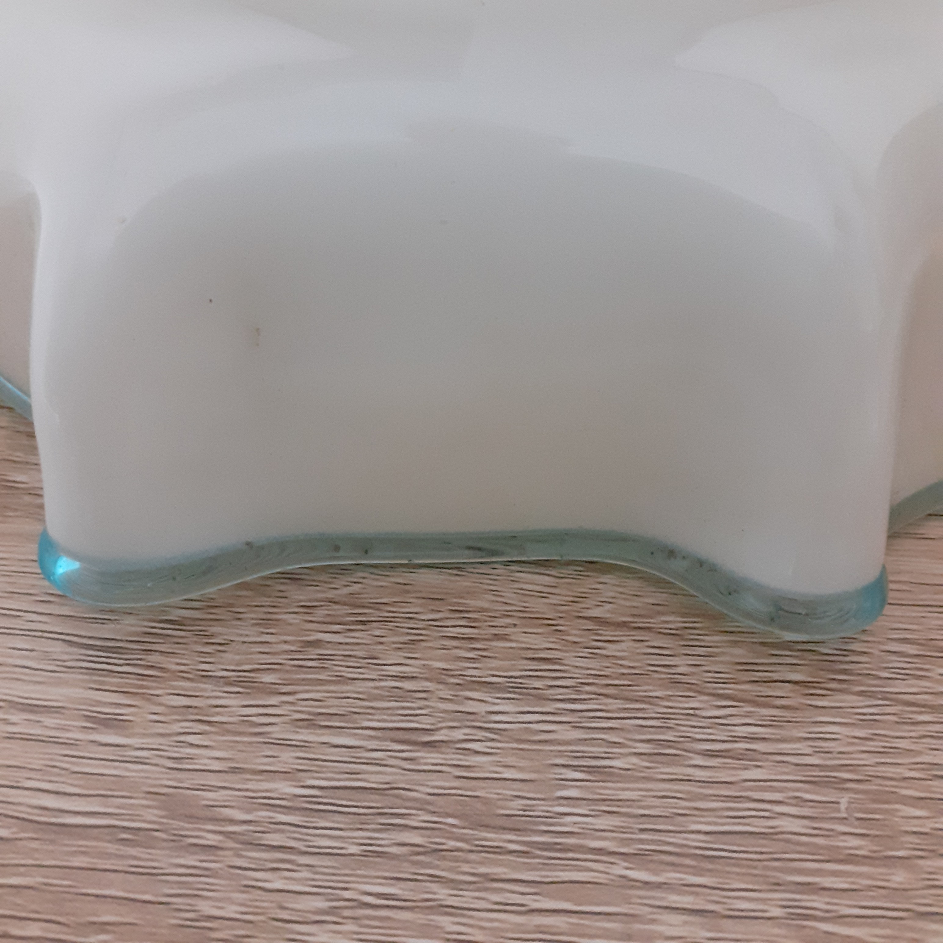 Voir photo 6 de Abat-jour en verre opalescent bordé der bleu avec sa griffe en parfait état Abat-jour en verre opalescent bordé der bleu avec sa griffe en parfait état Très bon état reconditionné photo 6