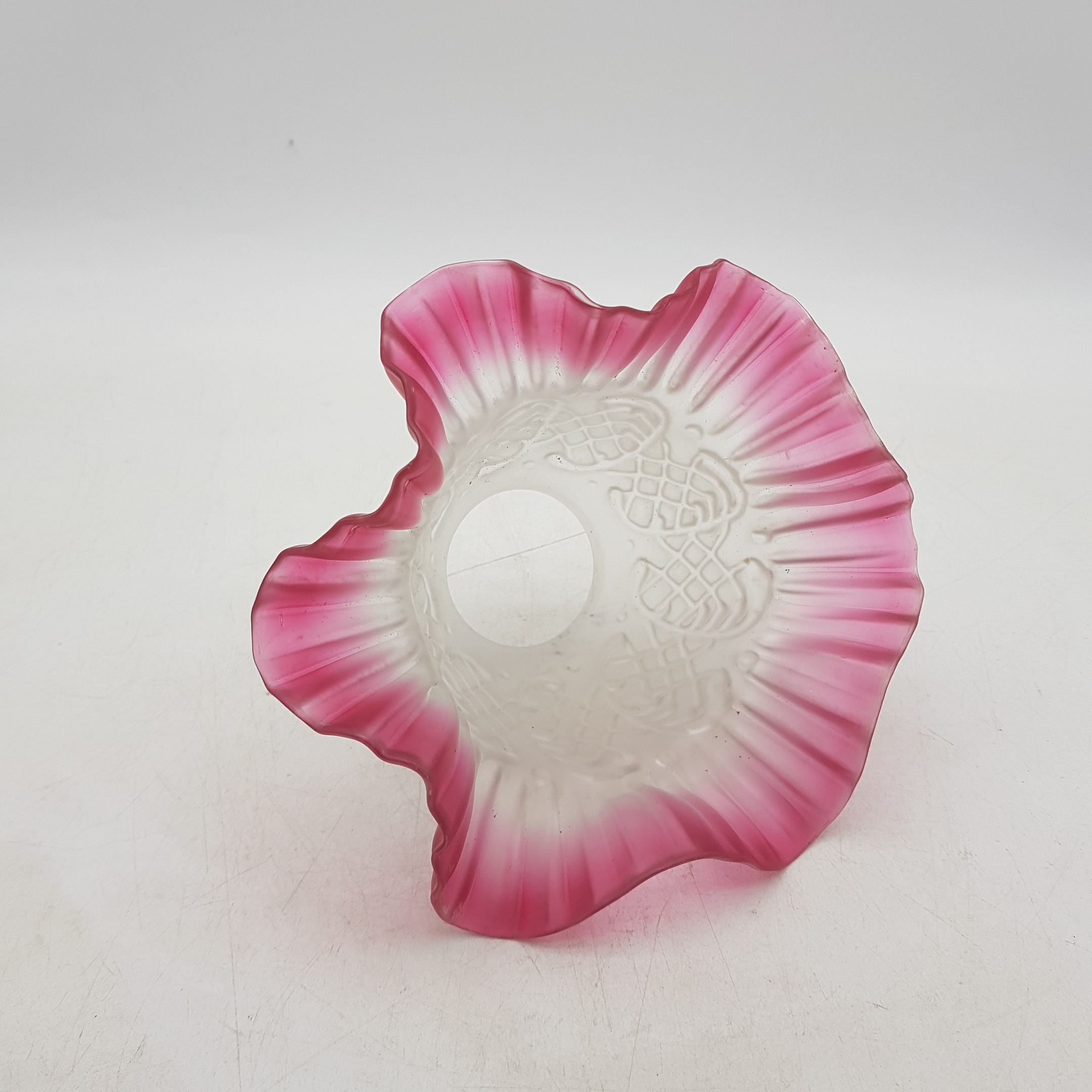 Voir photo 2 de Abat jour tulipe en verre à motif aux extrémités rose Abat jour tulipe en verre à motif aux extrémités rose Bon état reconditionné photo 2