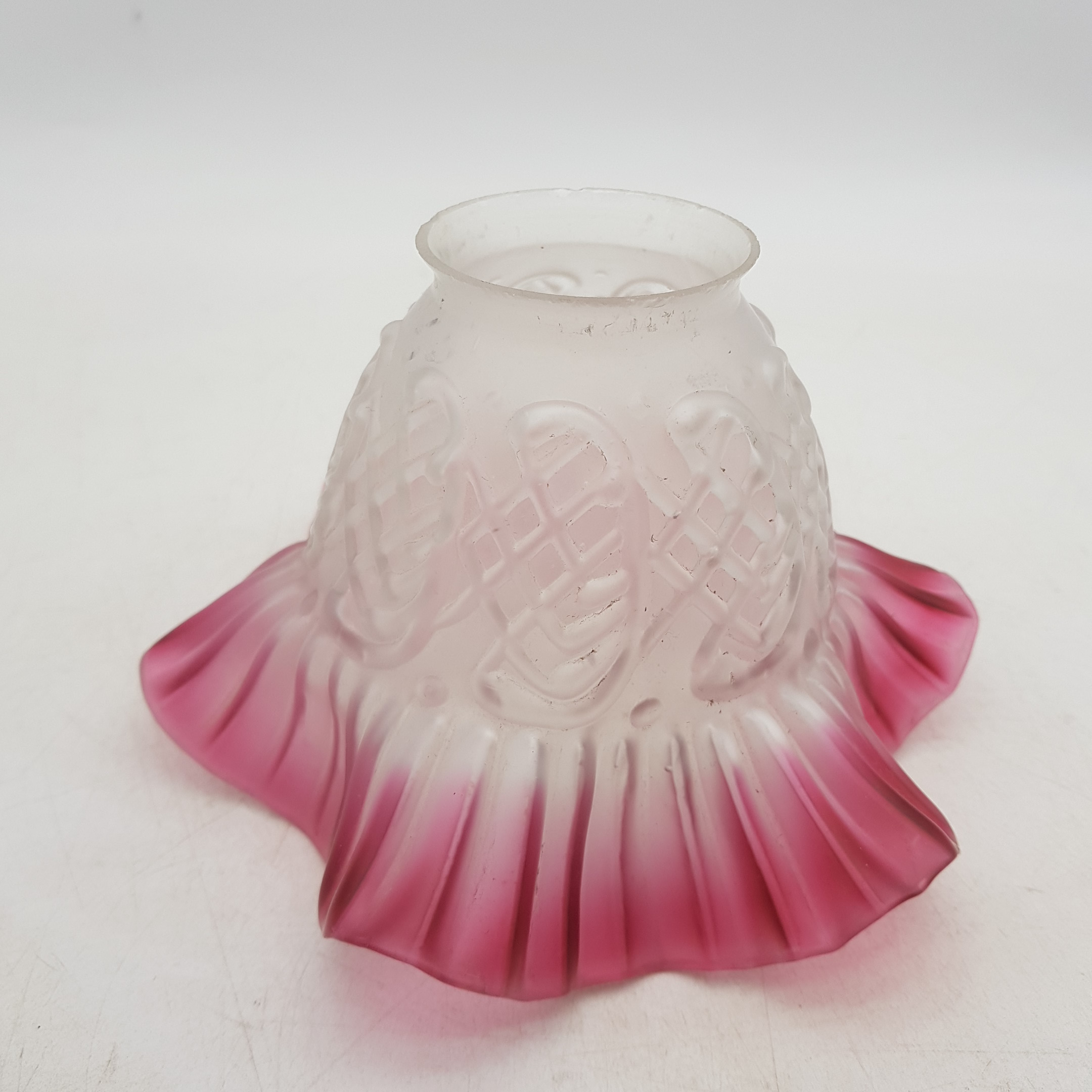 Voir photo 4 de Abat jour tulipe en verre à motif aux extrémités rose Abat jour tulipe en verre à motif aux extrémités rose Bon état reconditionné photo 4