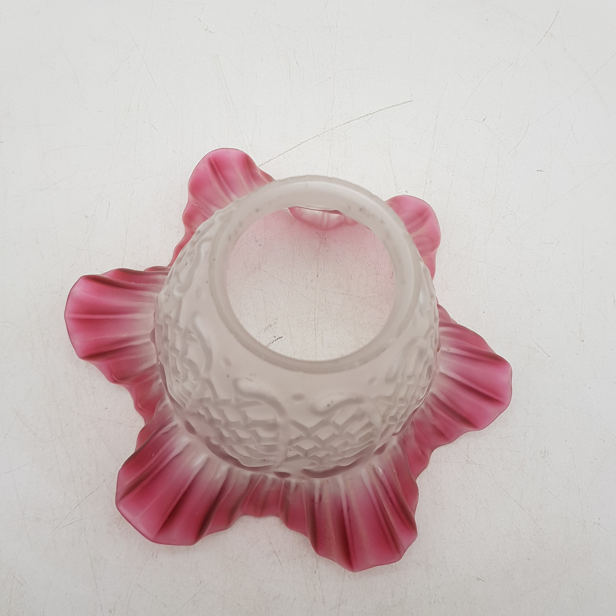 Voir photo 5 de Abat jour tulipe en verre à motif aux extrémités rose Abat jour tulipe en verre à motif aux extrémités rose Bon état reconditionné photo 5