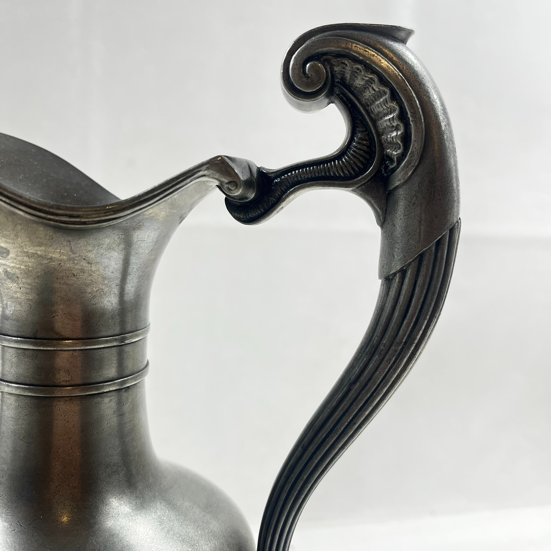 Voir photo 4 de Aiguière en étain du Manoir Paris 31 cm style renaissance Aiguière en étain du Manoir Paris 31 cm style renaissance Très bon état reconditionné photo 4