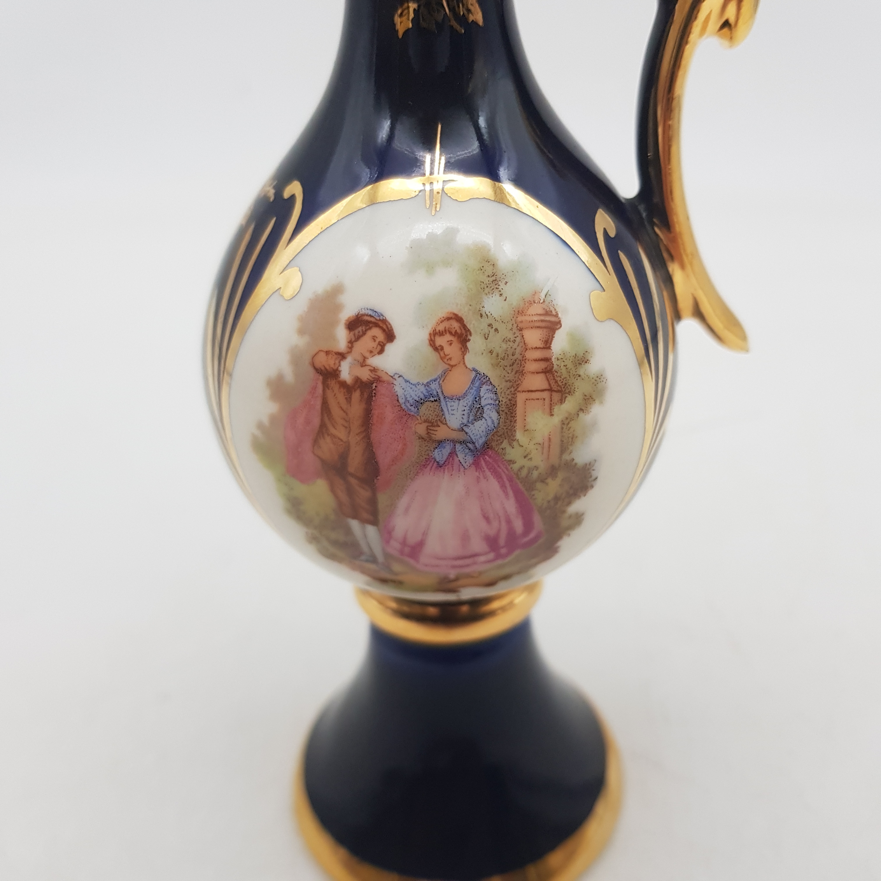 Voir photo 2 de Aiguière / vase en porcelaine datant des années 70 - Dessin scène galante Aiguière / vase en porcelaine datant des années 70 - Dessin scène galante Bon état reconditionné photo 2