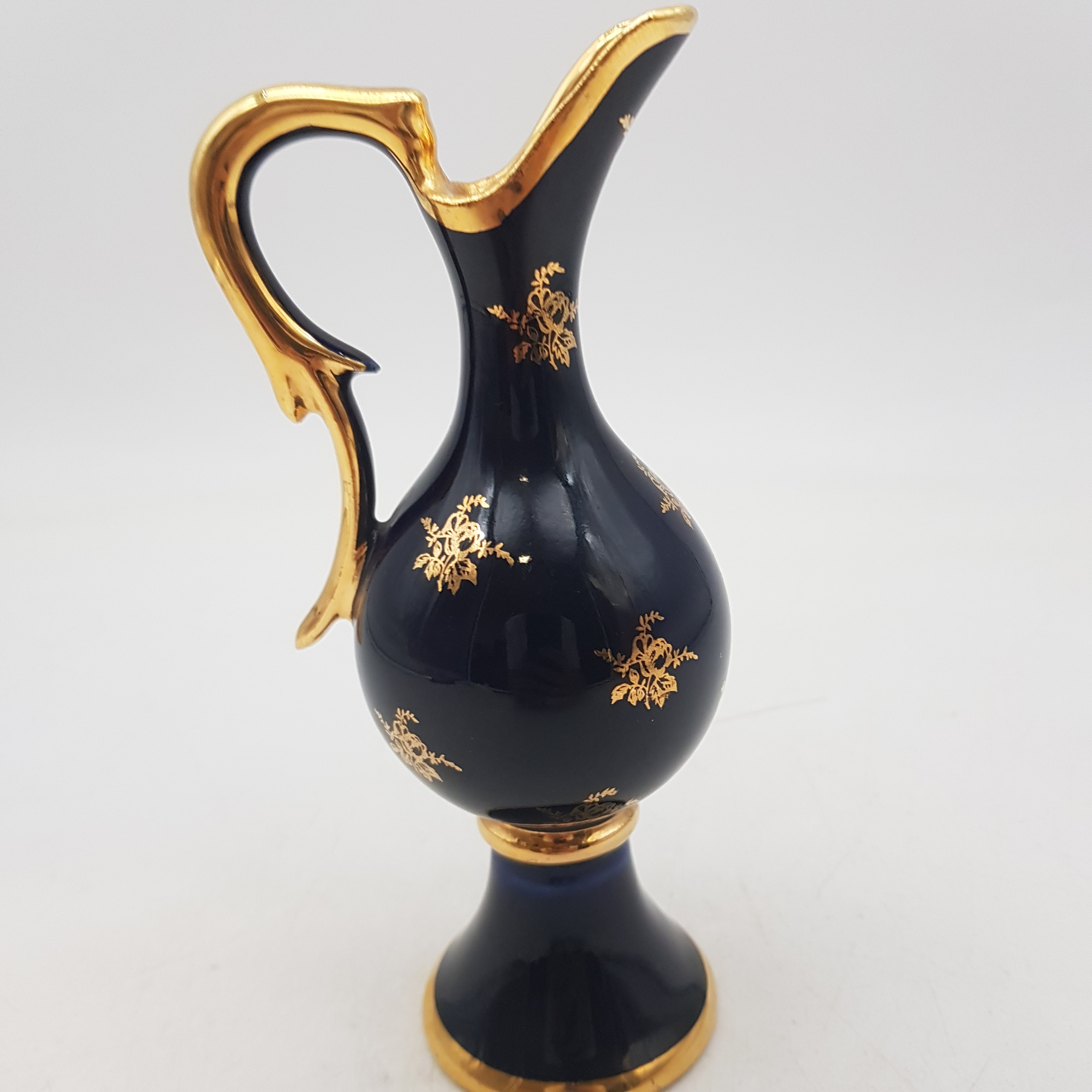 Voir photo 4 de Aiguière / vase en porcelaine datant des années 70 - Dessin scène galante Aiguière / vase en porcelaine datant des années 70 - Dessin scène galante Bon état reconditionné photo 4