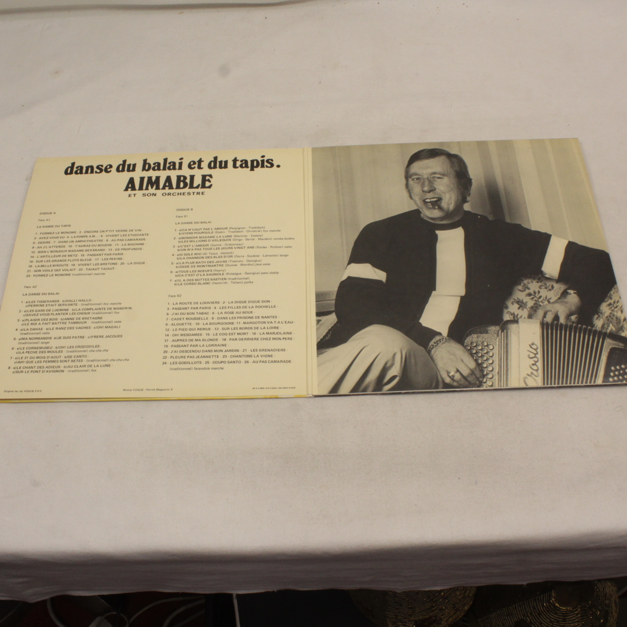 Voir photo 3 de Album de deux vinyle d'Aimable et son orchestre - La danse du balai et du tapis. Album de deux vinyle d'Aimable et son orchestre - La danse du balai et du tapis. reconditionné photo 3