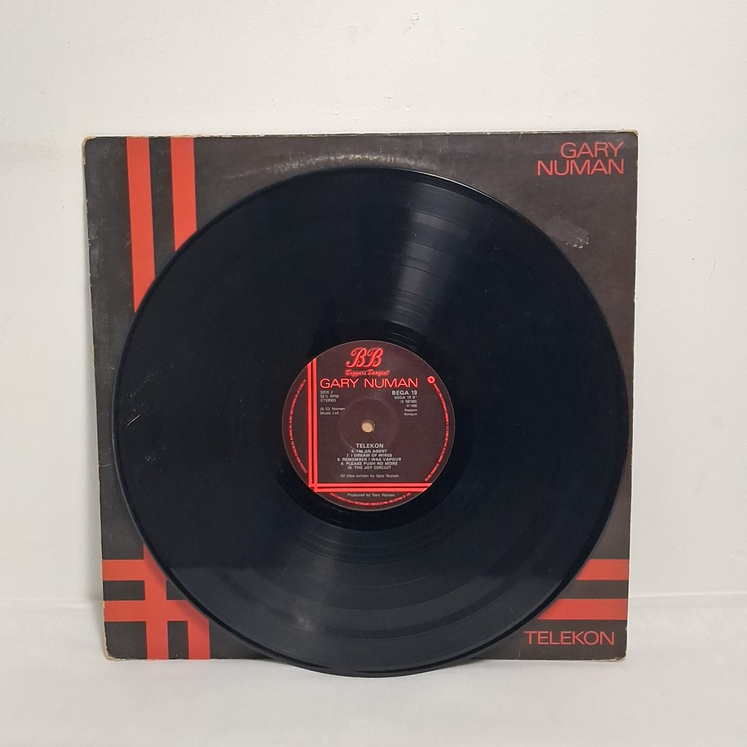 Voir photo 2 de Album Gary Numan " Telekon" en vinyle 33t Album Gary Numan " Telekon" en vinyle 33t État correct reconditionné photo 2