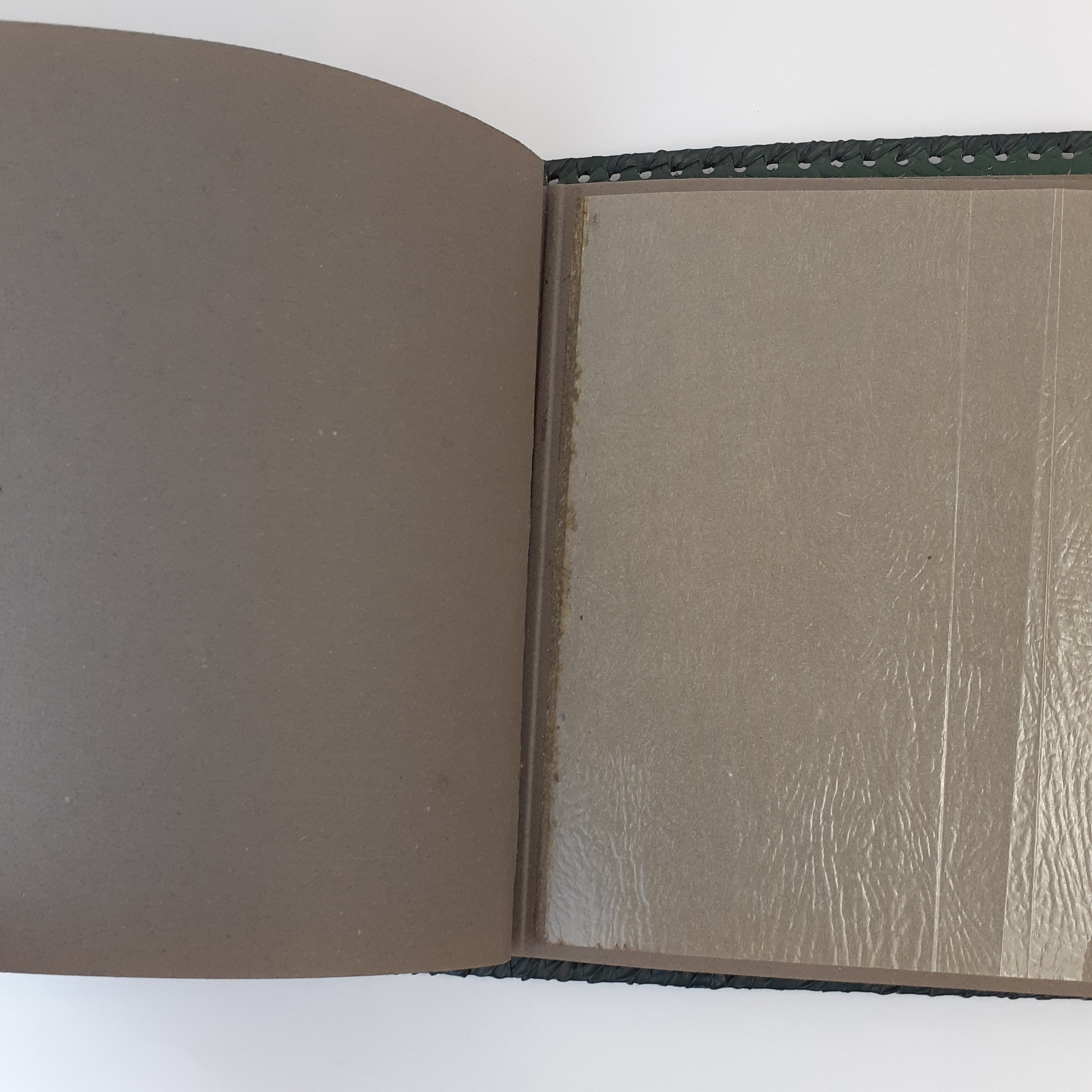 Voir photo 8 de Album photo avec couverture en cuir gaufré - signé M. Buzelin - années 1930-1950 Album photo avec couverture en cuir gaufré - signé M. Buzelin - années 1930-1950 bon état reconditionné photo 8