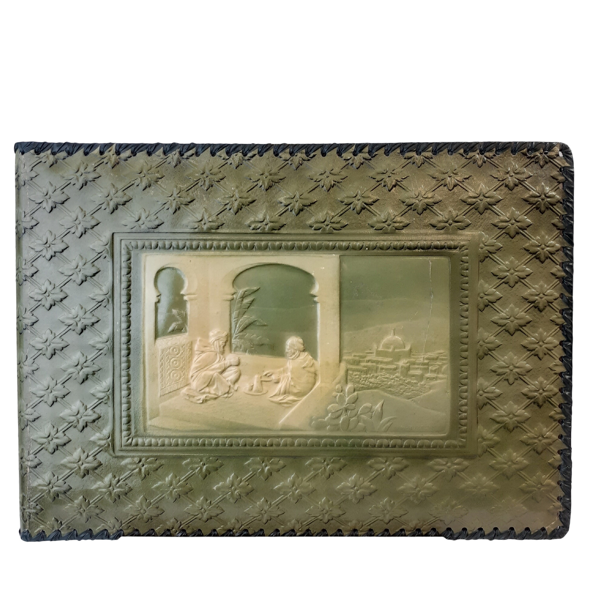 Album photo avec couverture en cuir gaufré - signé M. Buzelin - années 1930-1950 bon état - 14,00 € Album photo avec couverture en cuir gaufré - signé M. Buzelin - années 1930-1950 bon état reconditionné disponible sur Label Emmaüs