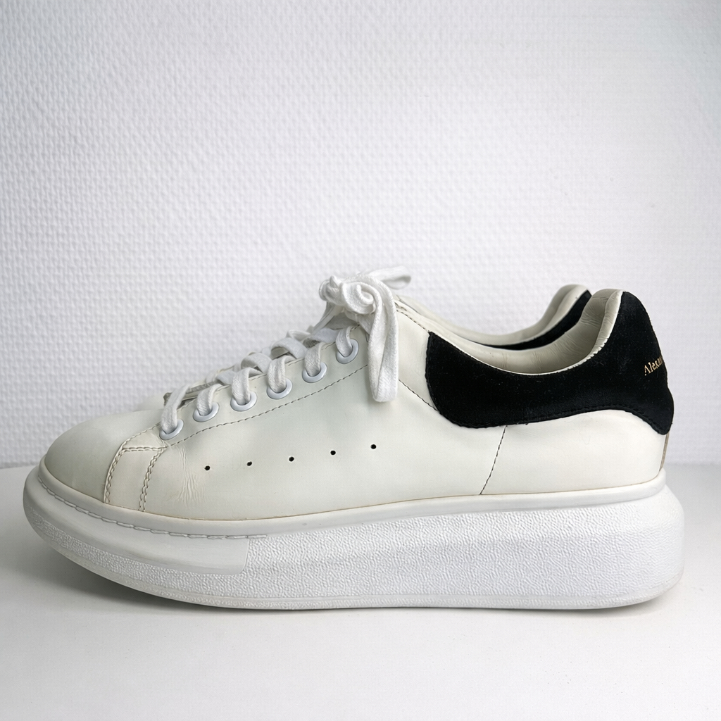 Voir photo 3 de Alexander McQueen - Baskets - Cuir blanches - Mixte - 41 Alexander McQueen - Baskets - Cuir blanches - Mixte - 41 Très bon état reconditionné photo 3