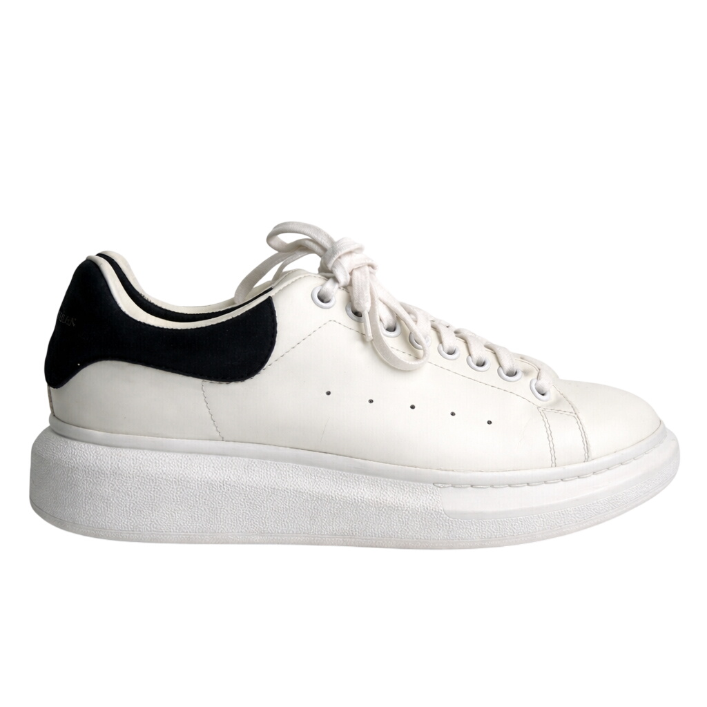 Alexander McQueen - Baskets - Cuir blanches - Mixte - 41 Très bon état - 60,00 € Alexander McQueen - Baskets - Cuir blanches - Mixte - 41 Très bon état reconditionné disponible sur Label Emmaüs