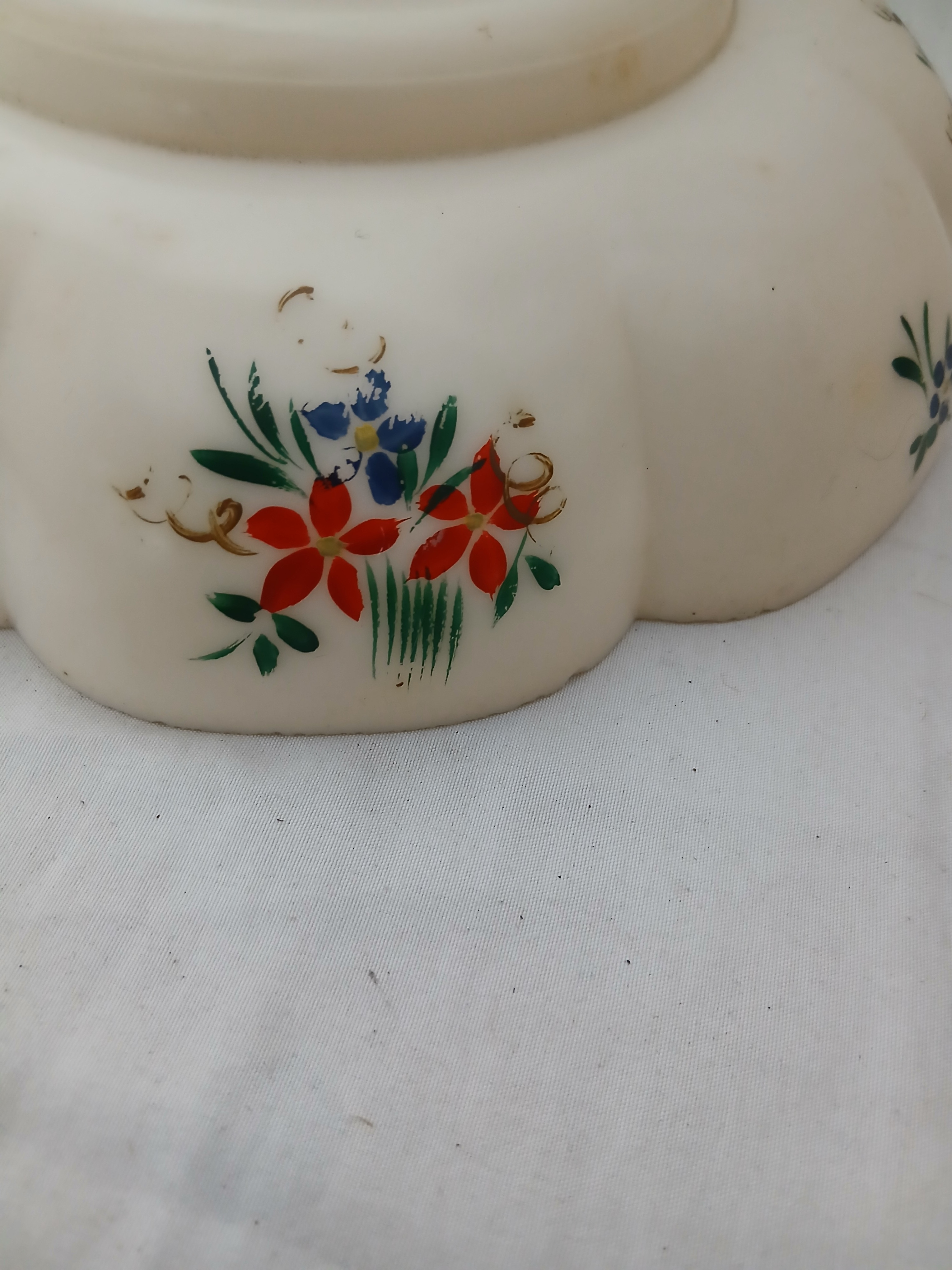 Voir photo 2 de Ancien abat-jour en plastique dur à décor de fleurs de marque LUMAPEL Ancien abat-jour en plastique dur à décor de fleurs de marque LUMAPEL Bon état reconditionné photo 2