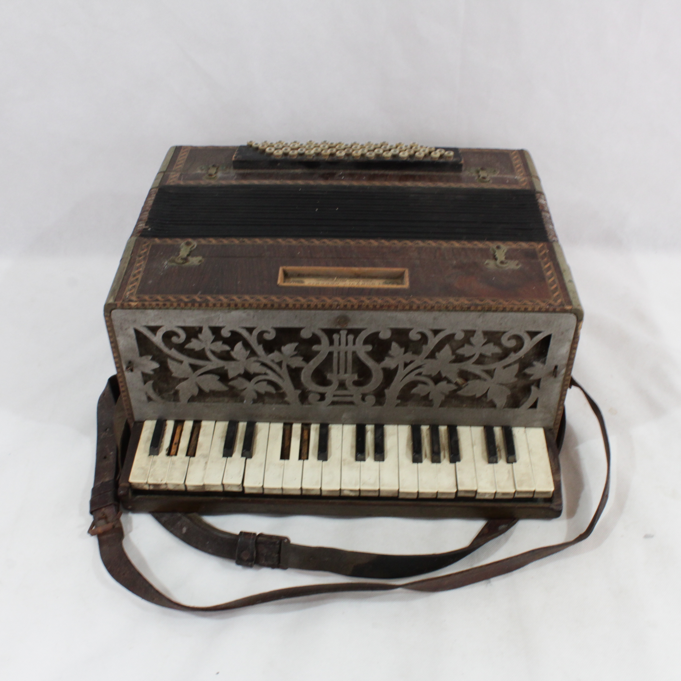 Ancien accordéon François DEDENIS État correct - 250,00 € Ancien accordéon François DEDENIS État correct reconditionné disponible sur Label Emmaüs