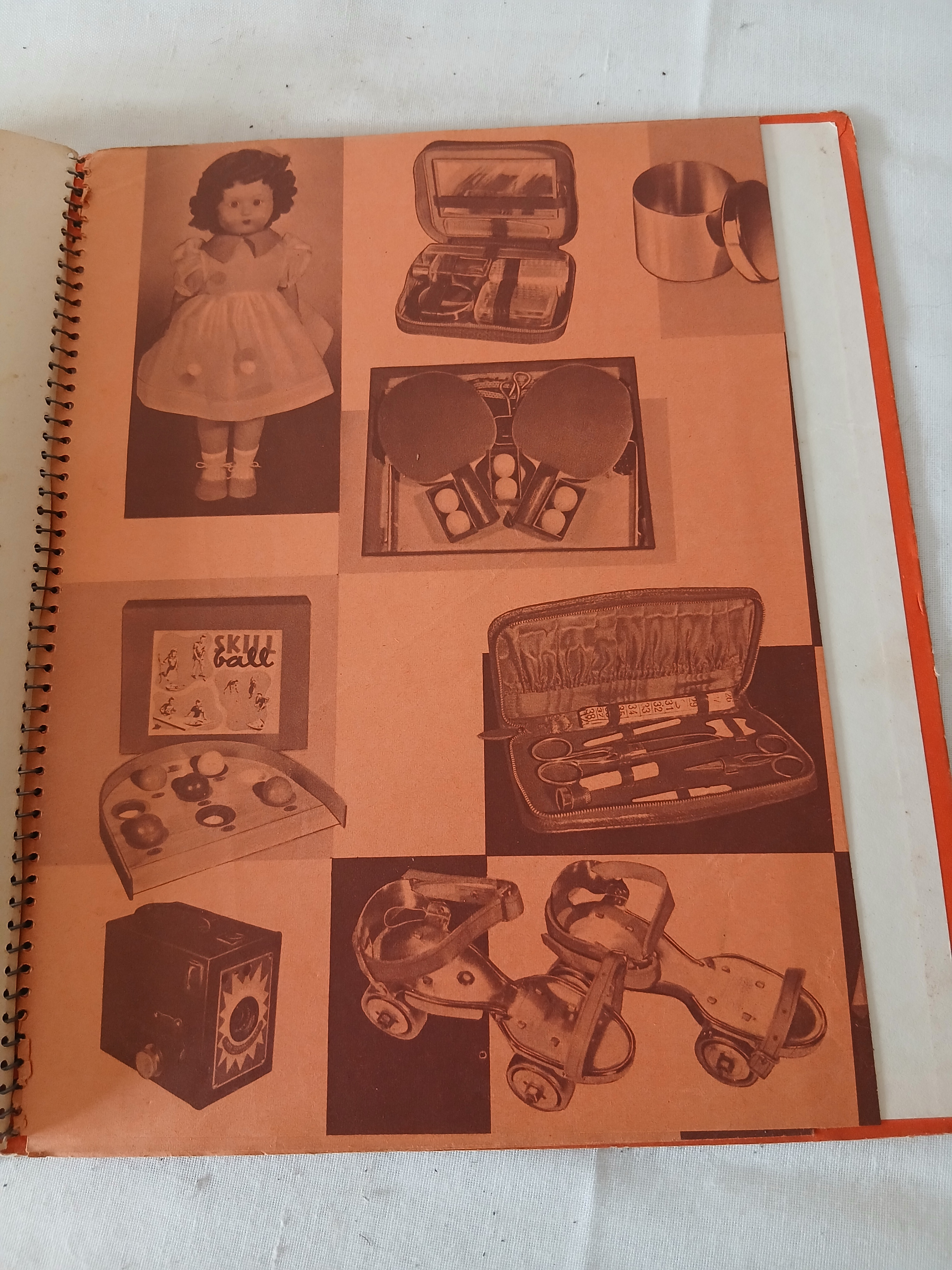 Voir photo 10 de Ancien album édité par les chocolats NESTLE et KHOLER (1956-1957) incomplet. Ancien album édité par les chocolats NESTLE et KHOLER (1956-1957) incomplet. Bon état reconditionné photo 10