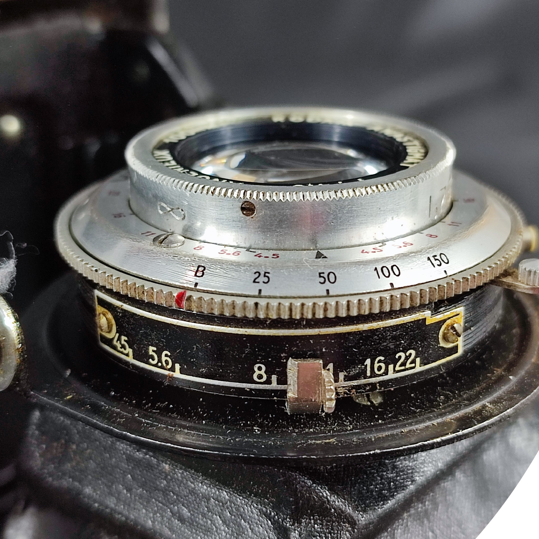 Voir photo 12 de Ancien appareil photo argentique à soufflet KODAK B31 avec objectif Anastigmat F/4.5 Angenieux 100 mm Ancien appareil photo argentique à soufflet KODAK B31 avec objectif Anastigmat F/4.5 Angenieux 100 mm reconditionné photo 12