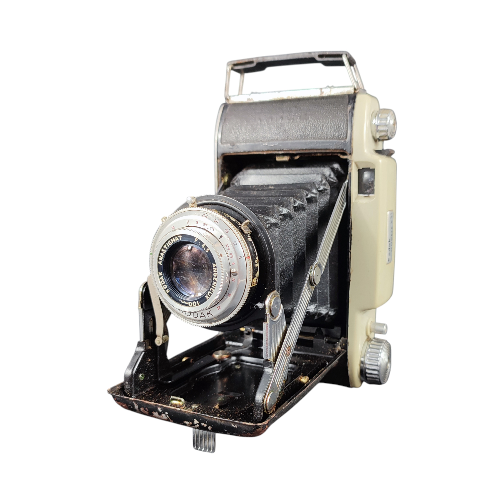 Ancien appareil photo argentique à soufflet KODAK B31 avec objectif Anastigmat F/4.5 Angenieux 100 mm - 15,00 € Ancien appareil photo argentique à soufflet KODAK B31 avec objectif Anastigmat F/4.5 Angenieux 100 mm reconditionné disponible sur Label Emmaüs