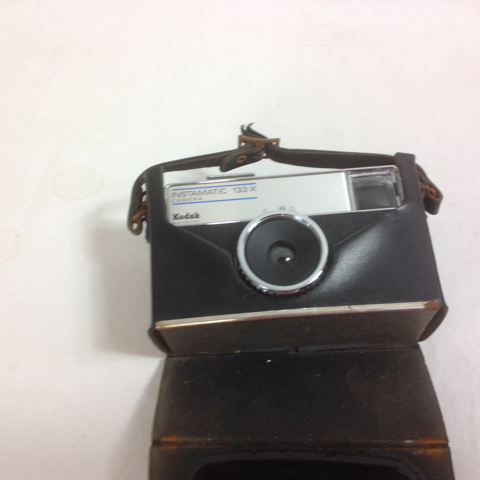 Voir photo 3 de Ancien Appareil photo Instamatic 133 X Kodak - Dans sa boite à pressions Ancien Appareil photo Instamatic 133 X Kodak - Dans sa boite à pressions État correct reconditionné photo 3