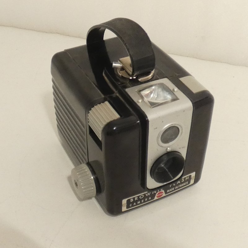 Voir photo 2 de Ancien appareil photo KODAK Brownie Flash Ancien appareil photo KODAK Brownie Flash Bon état reconditionné photo 2