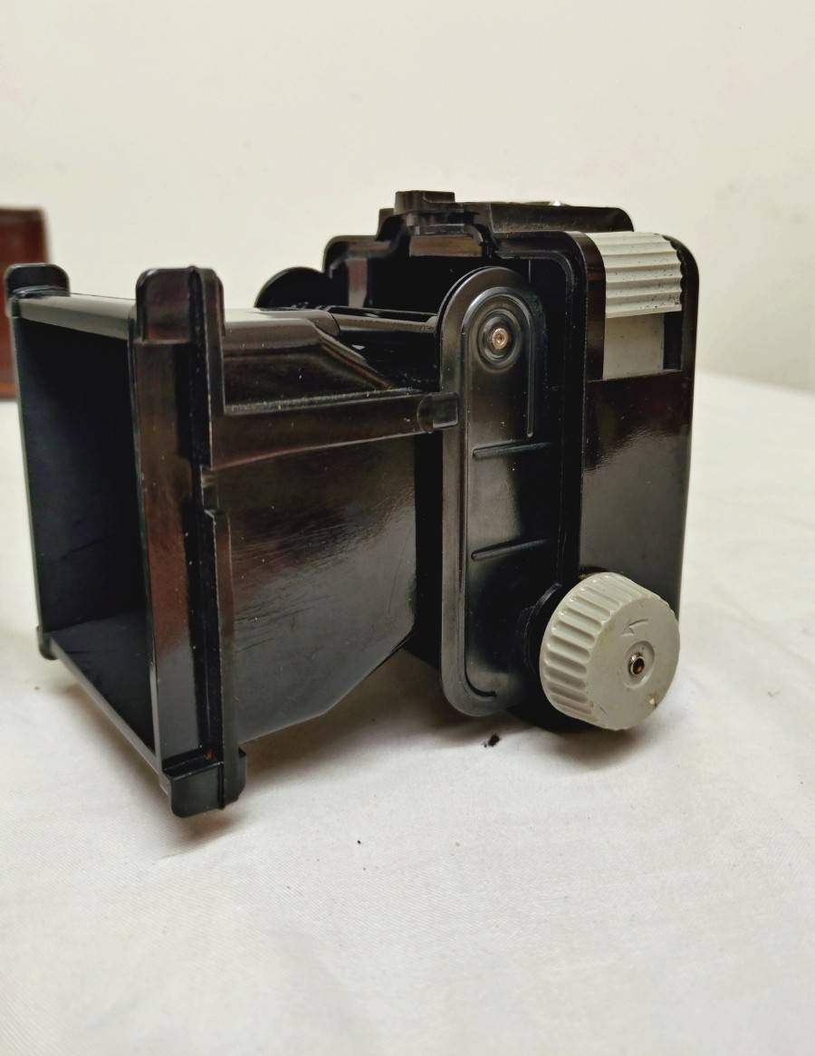 Voir photo 11 de Ancien appareil photo vintage Kodak Brownie flash, made in France. Ancien appareil photo vintage Kodak Brownie flash, made in France. Bon état reconditionné photo 11