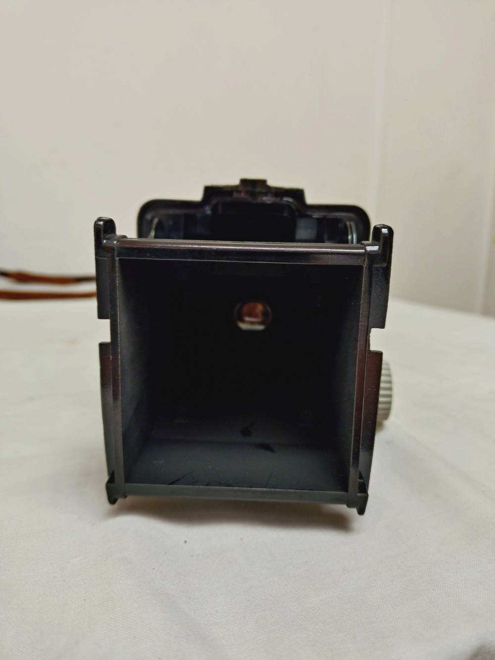 Voir photo 12 de Ancien appareil photo vintage Kodak Brownie flash, made in France. Ancien appareil photo vintage Kodak Brownie flash, made in France. Bon état reconditionné photo 12