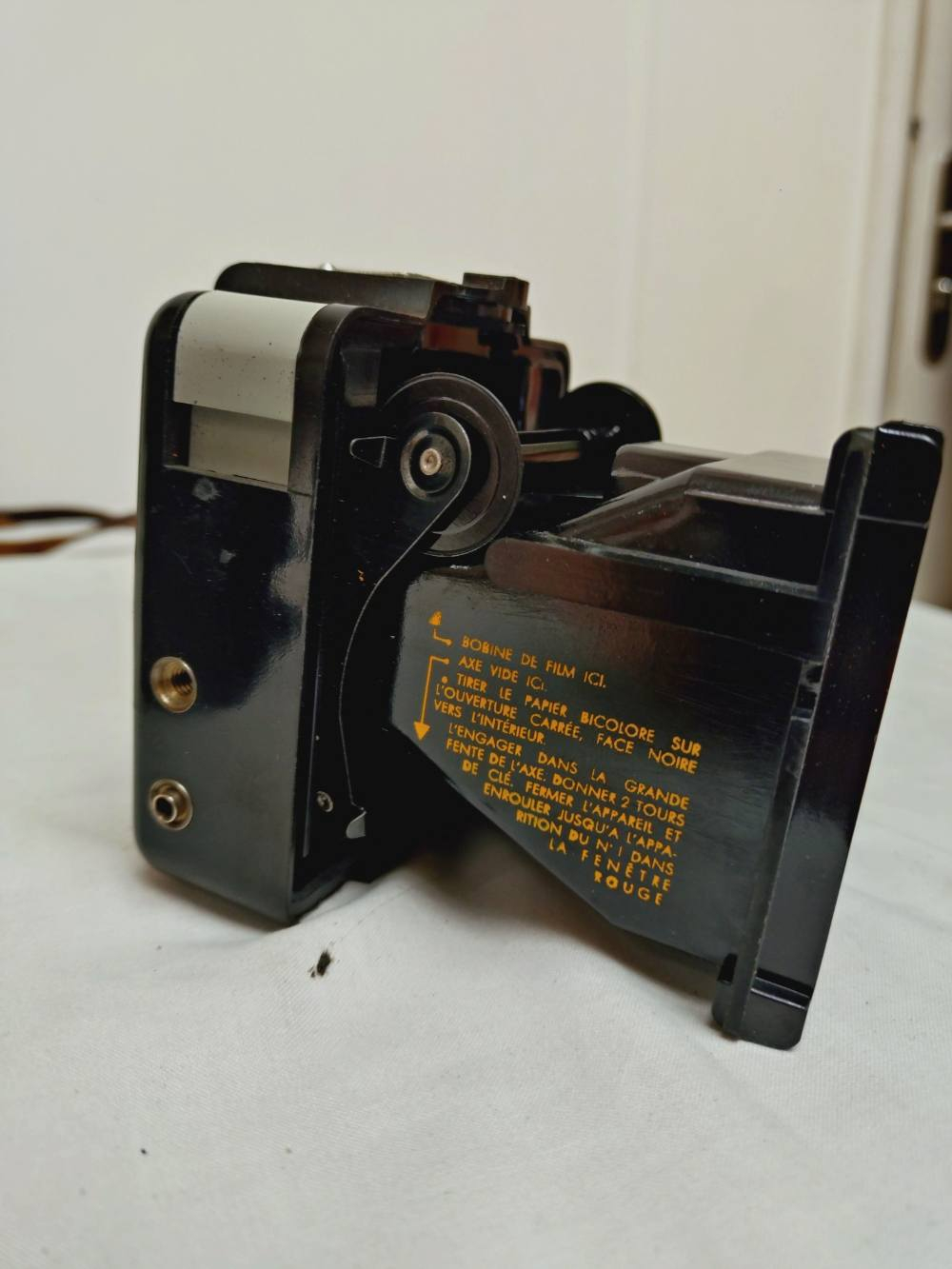 Voir photo 13 de Ancien appareil photo vintage Kodak Brownie flash, made in France. Ancien appareil photo vintage Kodak Brownie flash, made in France. Bon état reconditionné photo 13