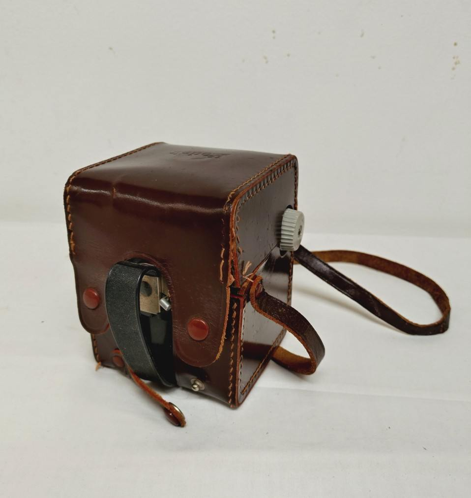 Voir photo 2 de Ancien appareil photo vintage Kodak Brownie flash, made in France. Ancien appareil photo vintage Kodak Brownie flash, made in France. Bon état reconditionné photo 2