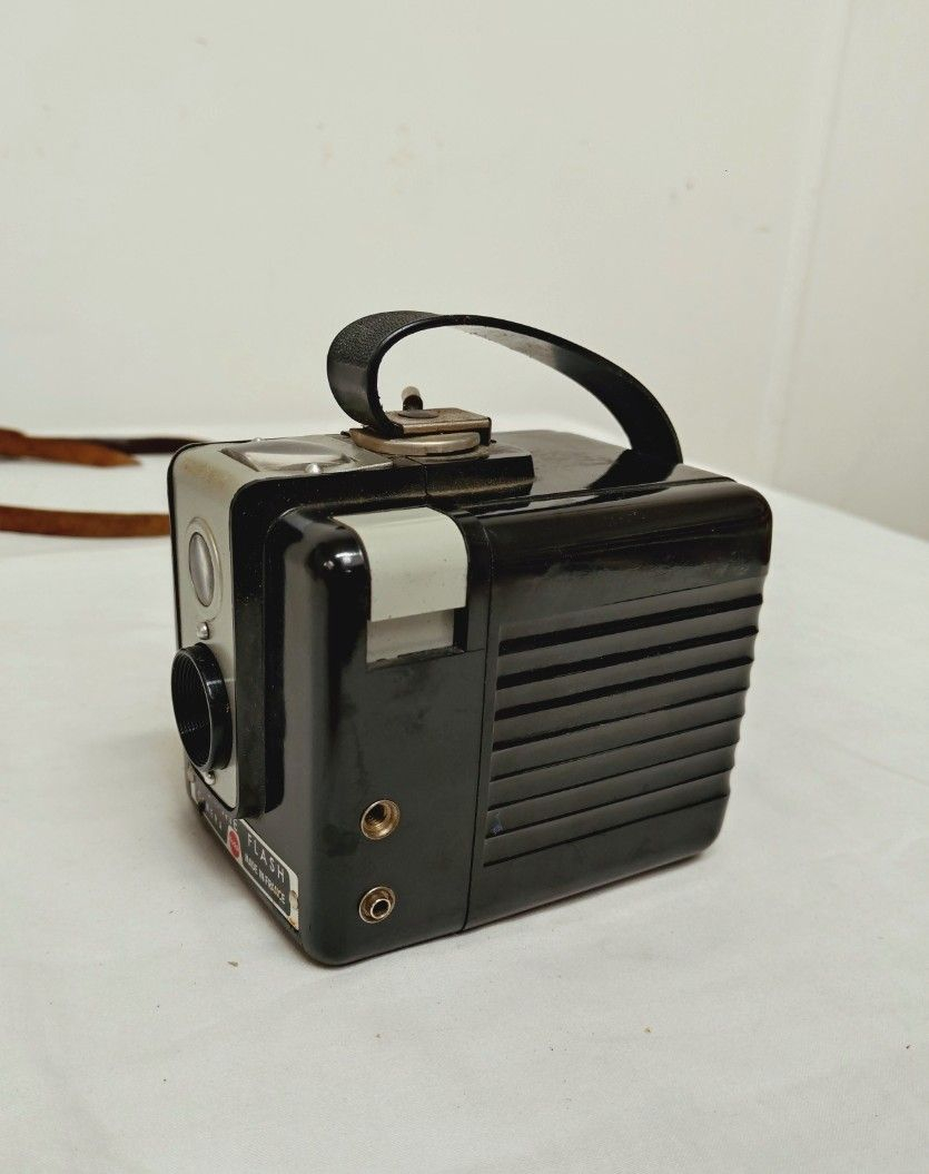Voir photo 5 de Ancien appareil photo vintage Kodak Brownie flash, made in France. Ancien appareil photo vintage Kodak Brownie flash, made in France. Bon état reconditionné photo 5