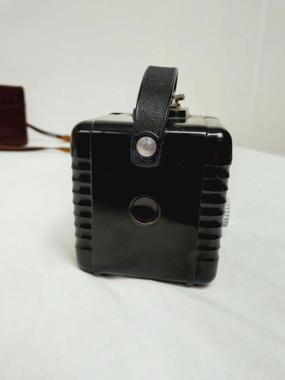 Voir photo 6 de Ancien appareil photo vintage Kodak Brownie flash, made in France. Ancien appareil photo vintage Kodak Brownie flash, made in France. Bon état reconditionné photo 6