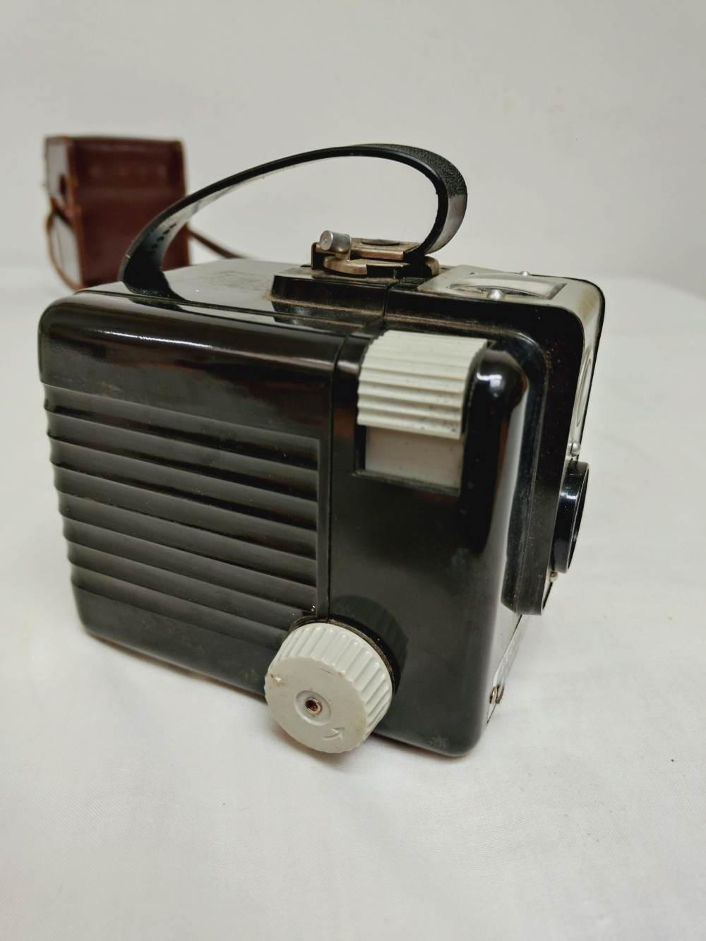 Voir photo 7 de Ancien appareil photo vintage Kodak Brownie flash, made in France. Ancien appareil photo vintage Kodak Brownie flash, made in France. Bon état reconditionné photo 7
