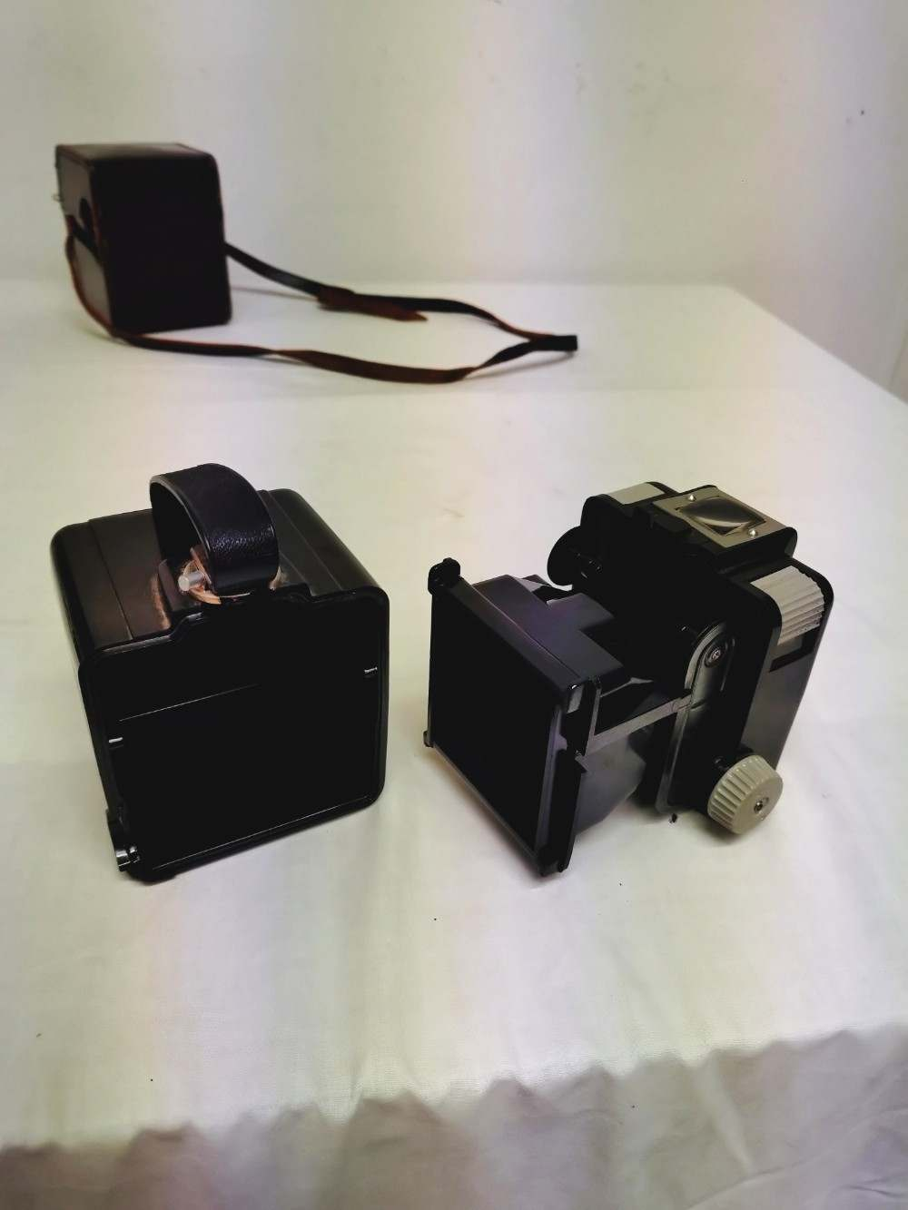 Voir photo 8 de Ancien appareil photo vintage Kodak Brownie flash, made in France. Ancien appareil photo vintage Kodak Brownie flash, made in France. Bon état reconditionné photo 8