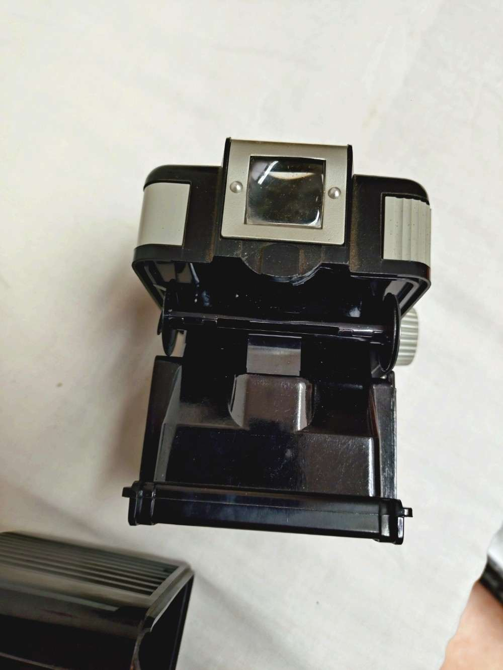 Voir photo 9 de Ancien appareil photo vintage Kodak Brownie flash, made in France. Ancien appareil photo vintage Kodak Brownie flash, made in France. Bon état reconditionné photo 9