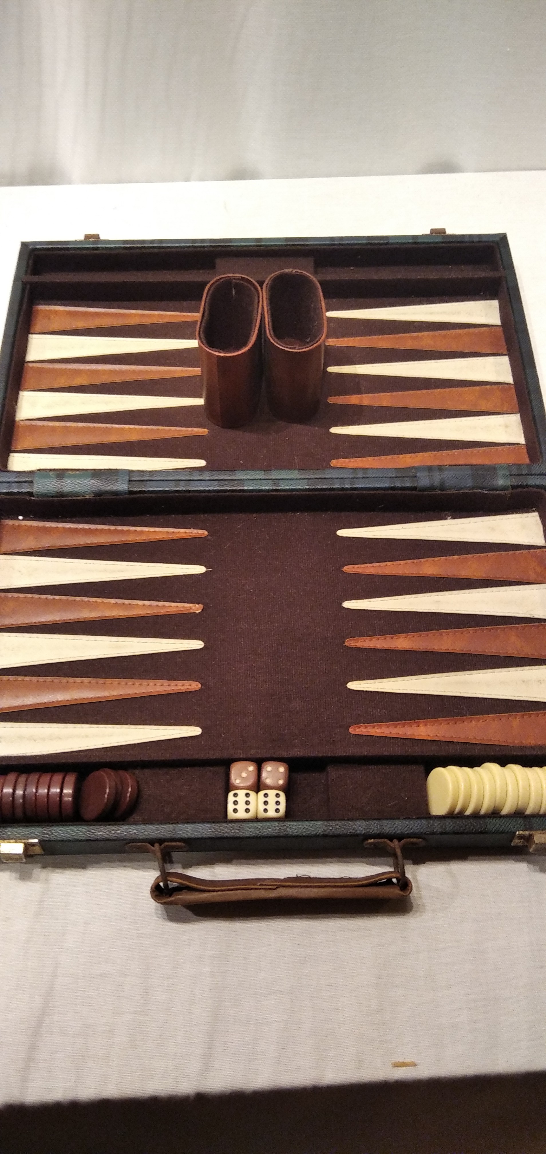 Voir photo 2 de Ancien Backgammon en Tweed vert et bleu Ancien Backgammon en Tweed vert et bleu Bon état reconditionné photo 2