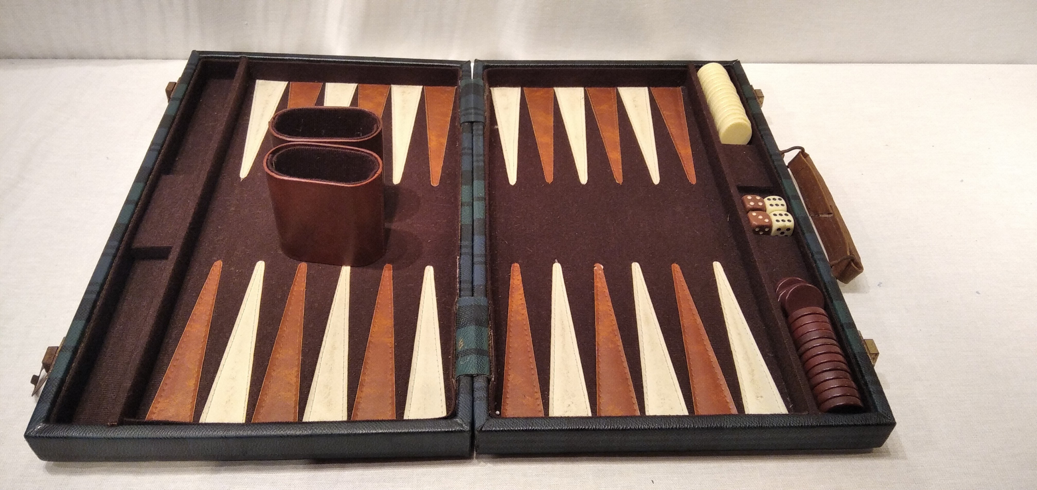 Voir photo 3 de Ancien Backgammon en Tweed vert et bleu Ancien Backgammon en Tweed vert et bleu Bon état reconditionné photo 3