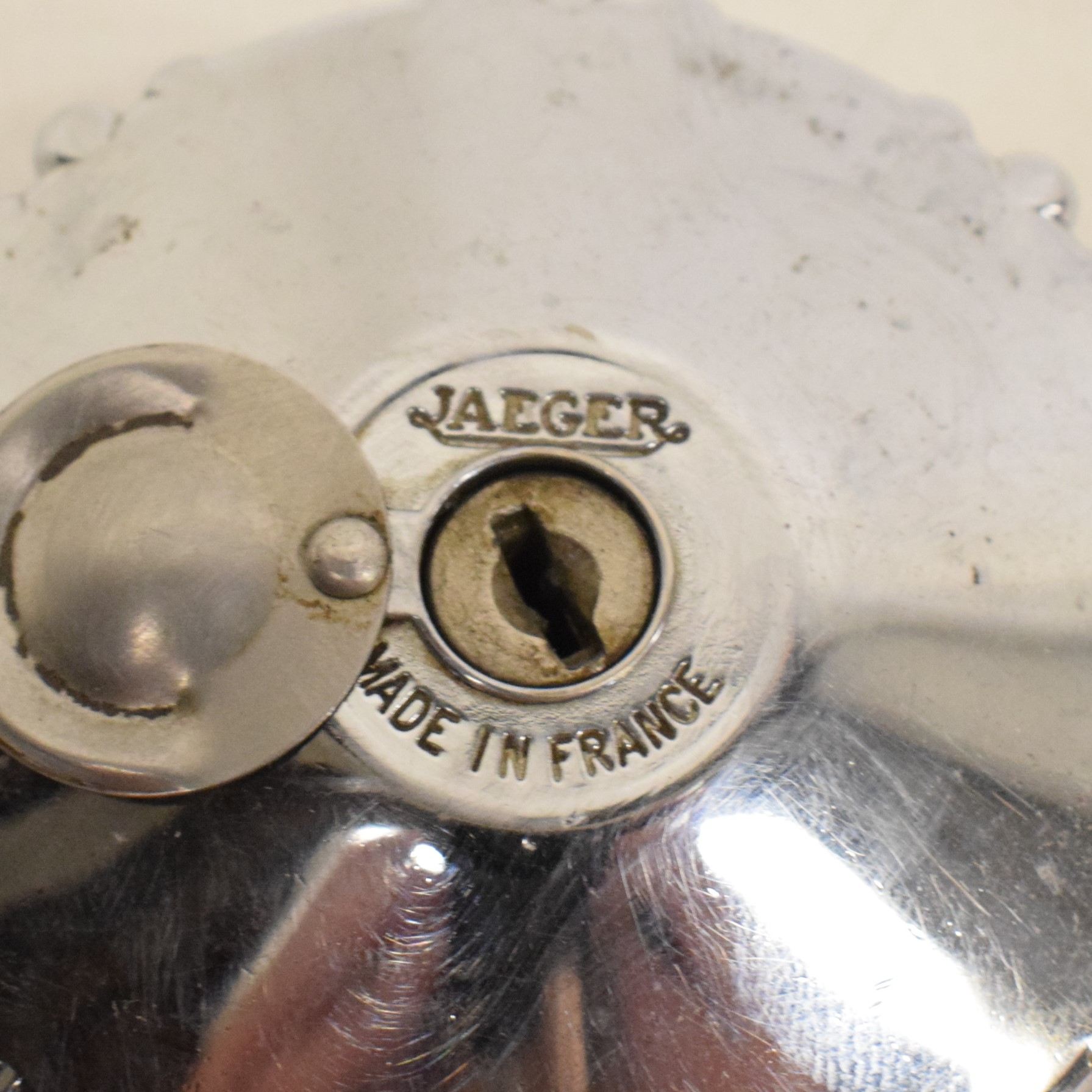 Voir photo 4 de Ancien bouchon de réservoir de carburant voitures/ camions avec clés par Jaeger Ancien bouchon de réservoir de carburant voitures/ camions avec clés par Jaeger Bon état reconditionné photo 4