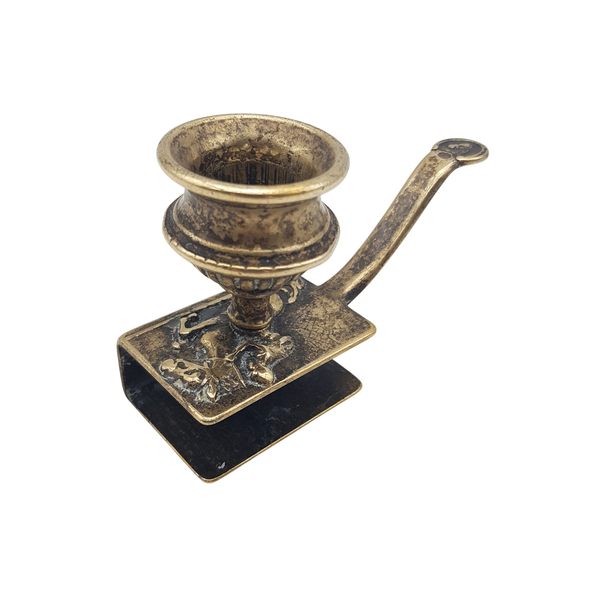 Ancien bougeoir à main en laiton avec porte allumettes - décor cheval de course - Made in Italy Bon état - 20,00 € Ancien bougeoir à main en laiton avec porte allumettes - décor cheval de course - Made in Italy Bon état reconditionné disponible sur Label Emmaüs