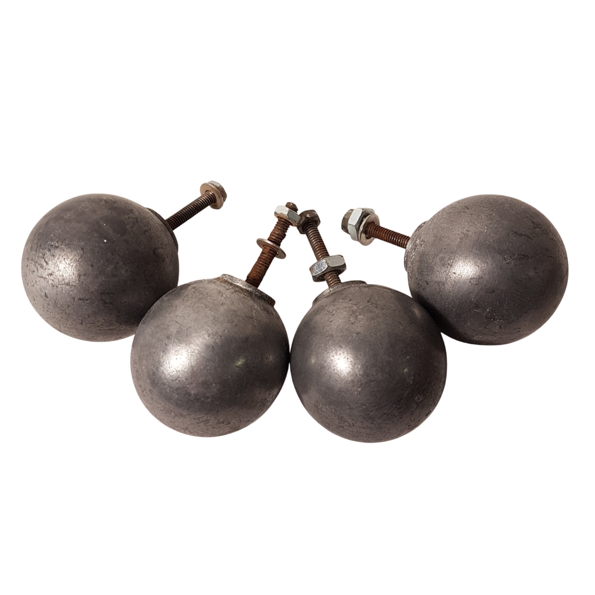 Ancien boutons de tiroirs en métal 4 cm avec traces de rouille sur vis État correct - 12,00 € Ancien boutons de tiroirs en métal 4 cm avec traces de rouille sur vis État correct reconditionné disponible sur Label Emmaüs