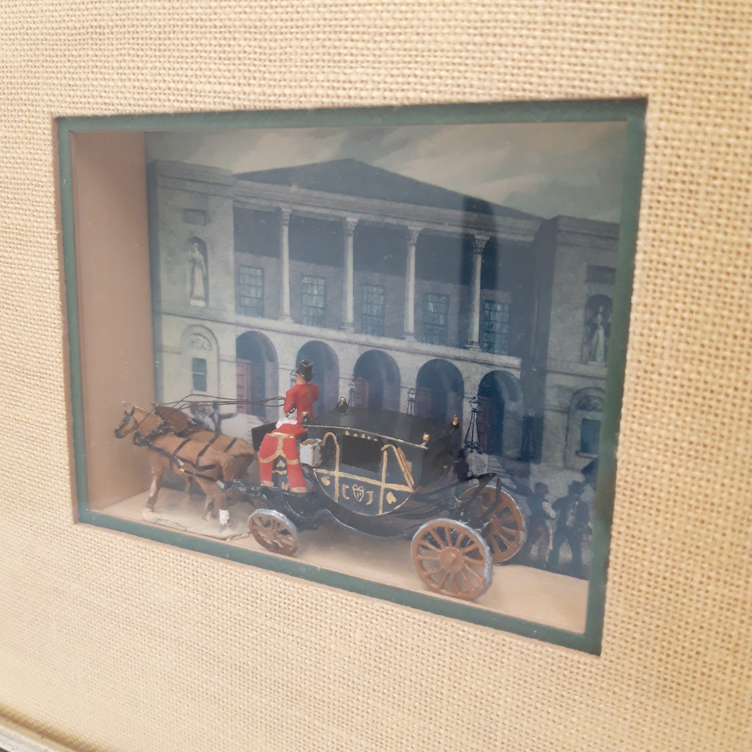 Voir photo 2 de Ancien cadre vitrine miniature 'Carosse' Chestnut street Theatre Philadelphia Pennsylvania, numéro 108 Ancien cadre vitrine miniature 'Carosse' Chestnut street Theatre Philadelphia Pennsylvania, numéro 108 Bon état reconditionné photo 2
