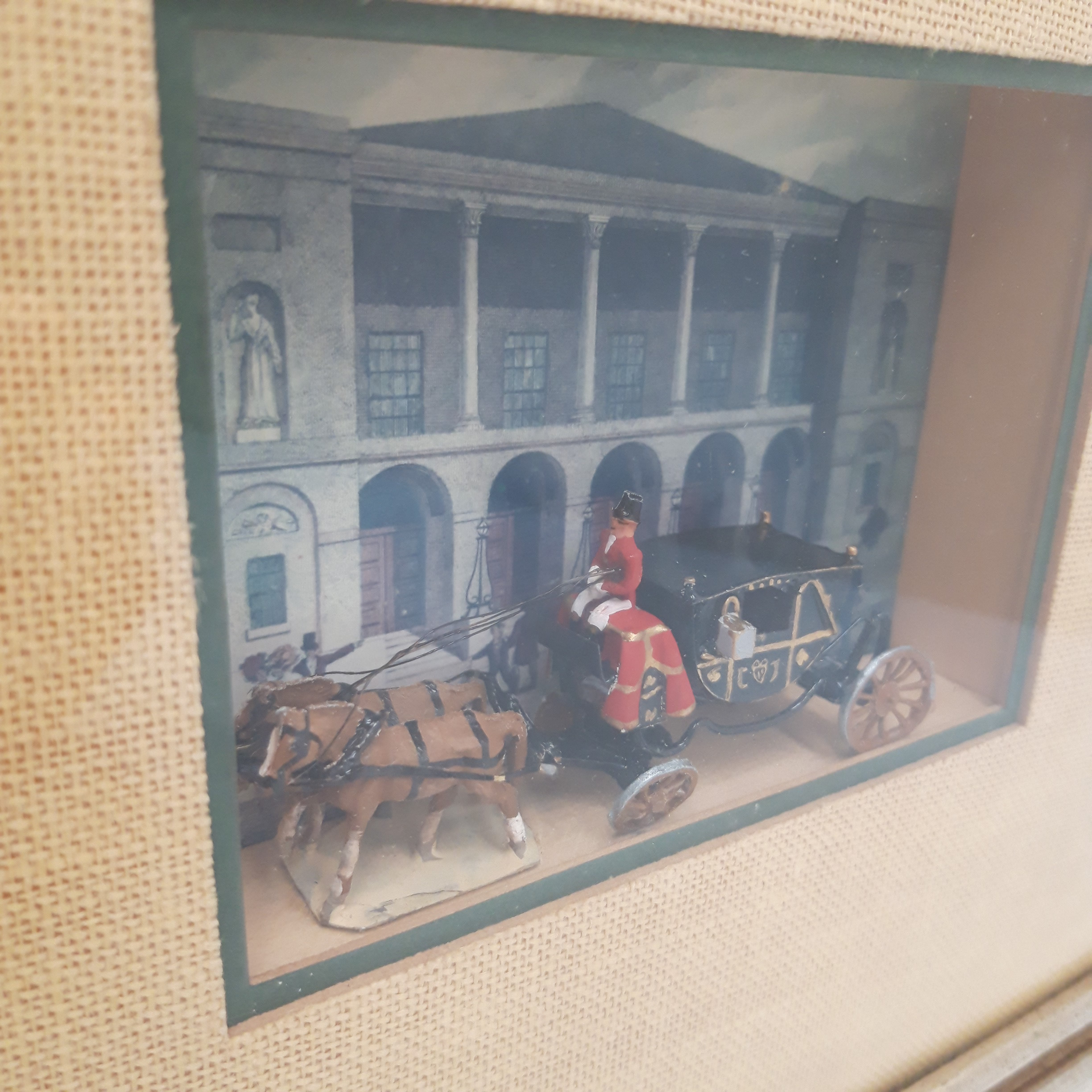 Voir photo 3 de Ancien cadre vitrine miniature 'Carosse' Chestnut street Theatre Philadelphia Pennsylvania, numéro 108 Ancien cadre vitrine miniature 'Carosse' Chestnut street Theatre Philadelphia Pennsylvania, numéro 108 Bon état reconditionné photo 3