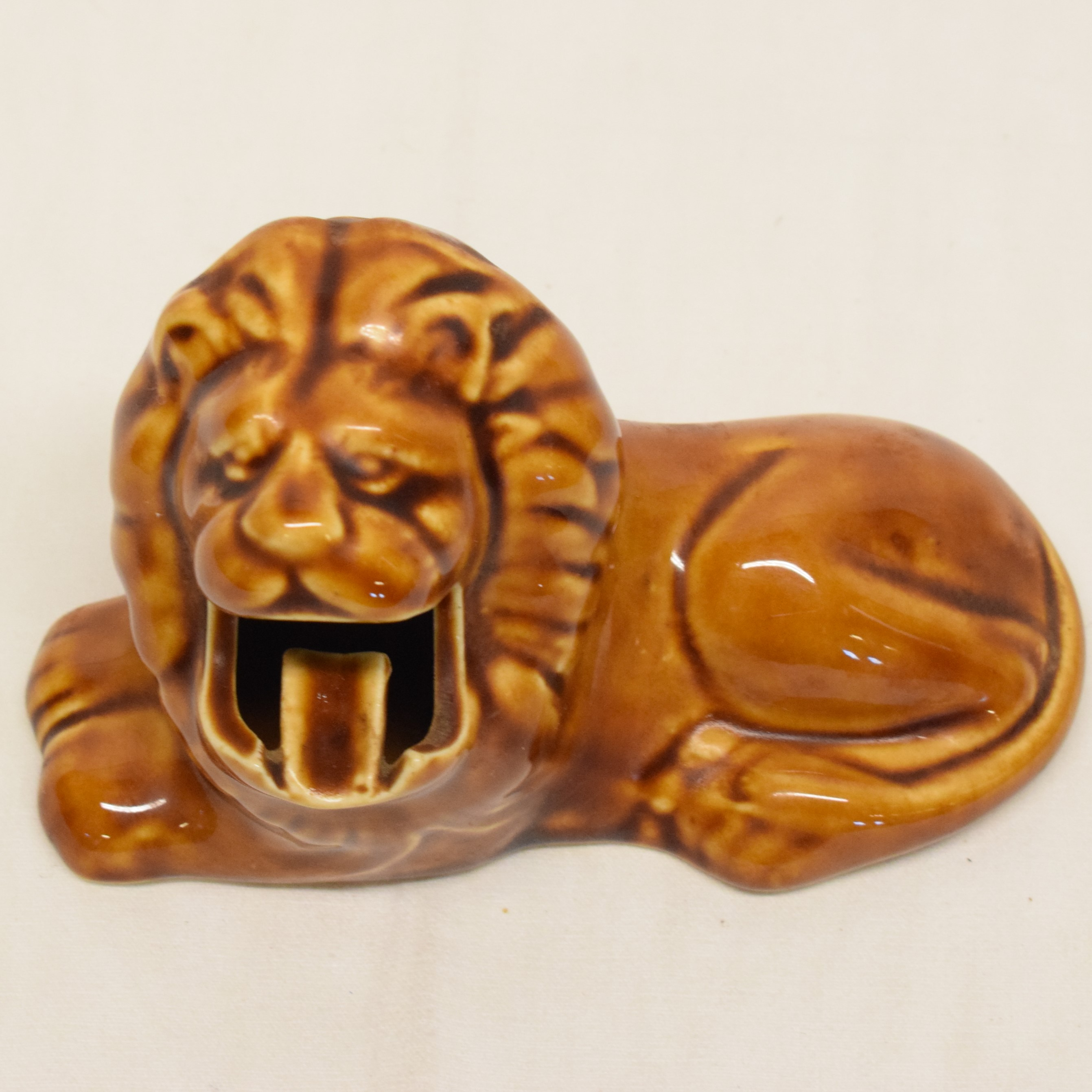 Voir photo 3 de Ancien cendrier en forme de lion couché fabriqué en Chine Ancien cendrier en forme de lion couché fabriqué en Chine Bon état reconditionné photo 3