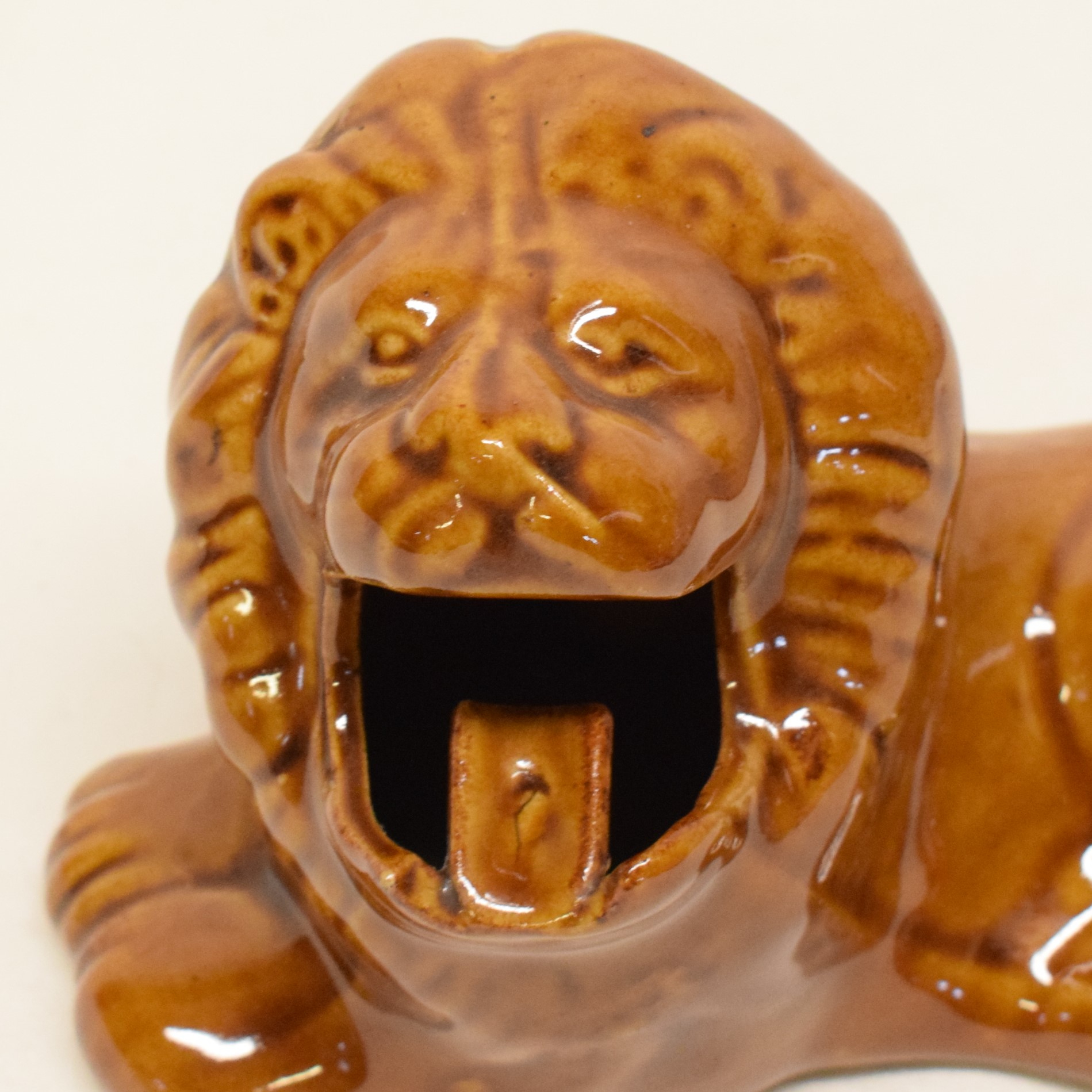 Voir photo 4 de Ancien cendrier lion en céramique fabriqué en chine Ancien cendrier lion en céramique fabriqué en chine Bon état reconditionné photo 4
