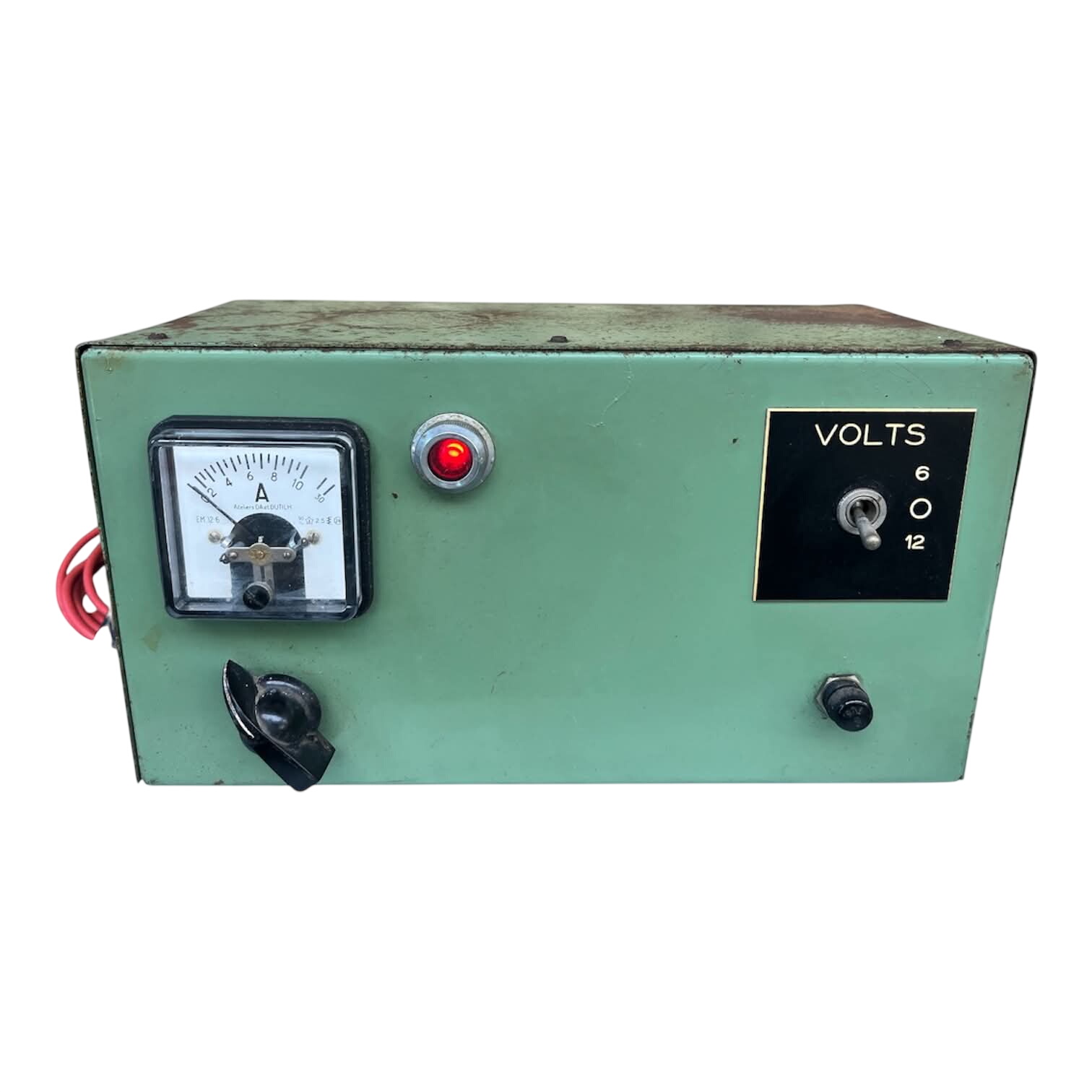 Ancien chargeur de batterie électrique 6V/ 12V Parfait état - 30,00 € Ancien chargeur de batterie électrique 6V/ 12V Parfait état reconditionné disponible sur Label Emmaüs