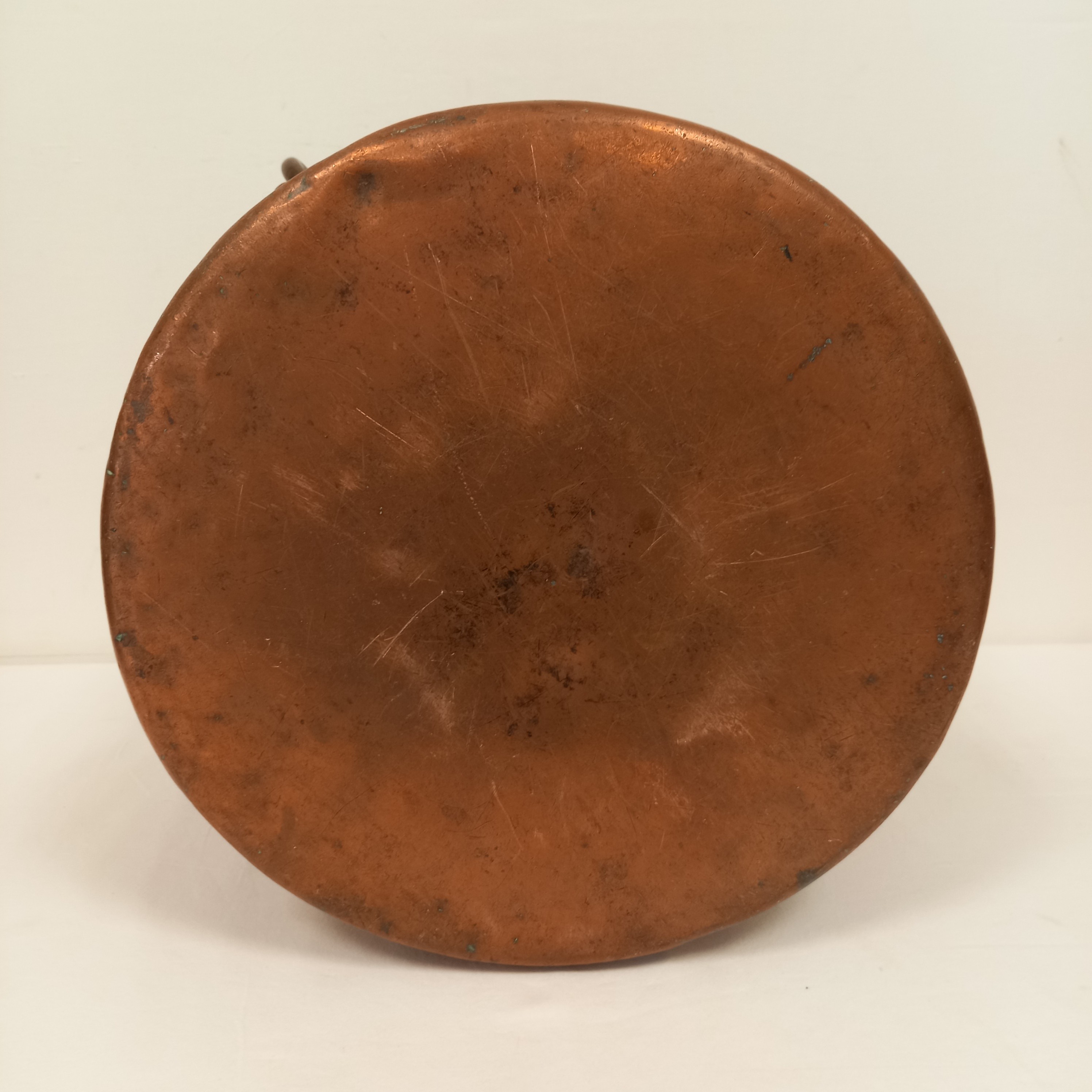 Voir photo 10 de Ancien chaudron marmite en cuivre sans couvercle avec deux anses Ancien chaudron marmite en cuivre sans couvercle avec deux anses Bon état reconditionné photo 10