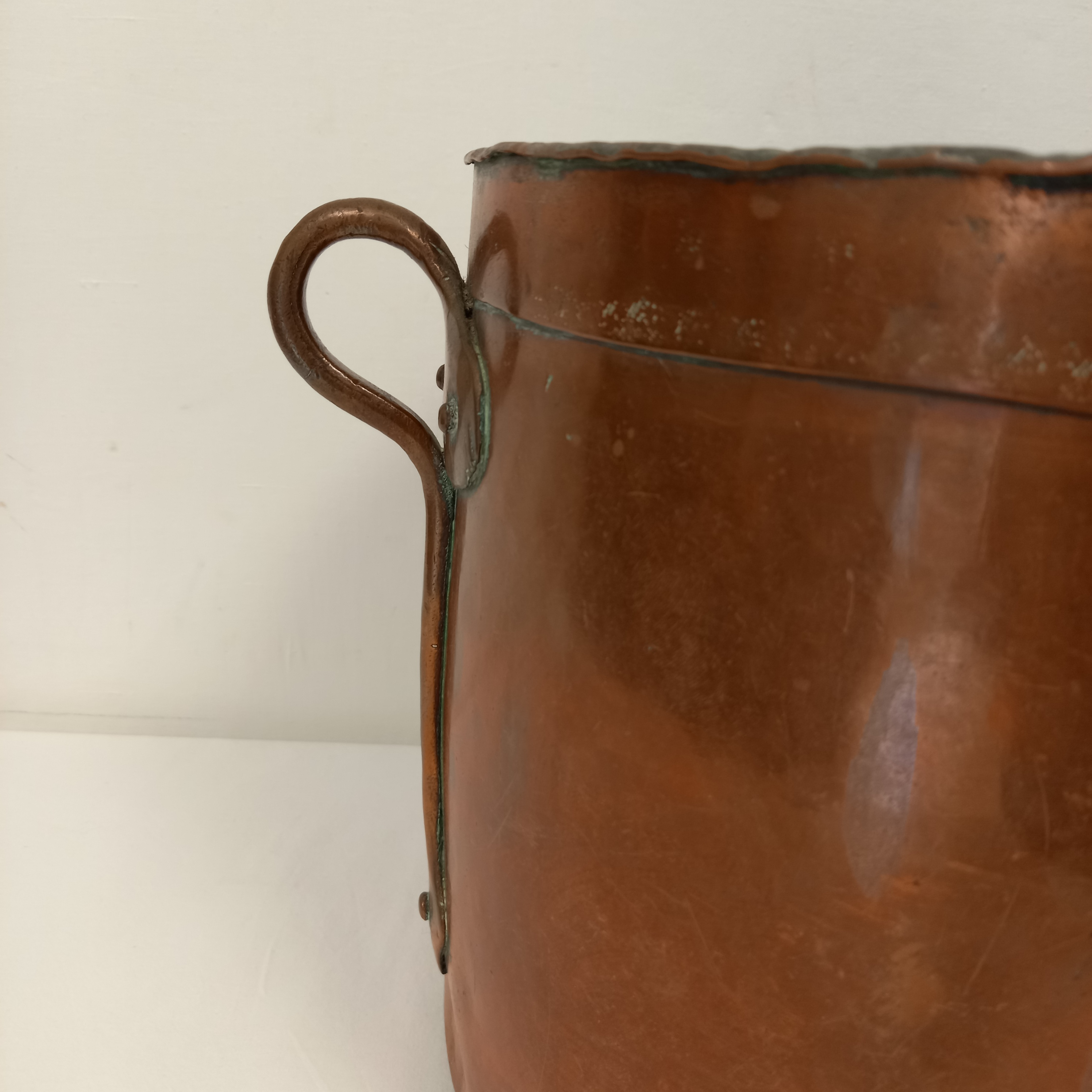Voir photo 3 de Ancien chaudron marmite en cuivre sans couvercle avec deux anses Ancien chaudron marmite en cuivre sans couvercle avec deux anses Bon état reconditionné photo 3