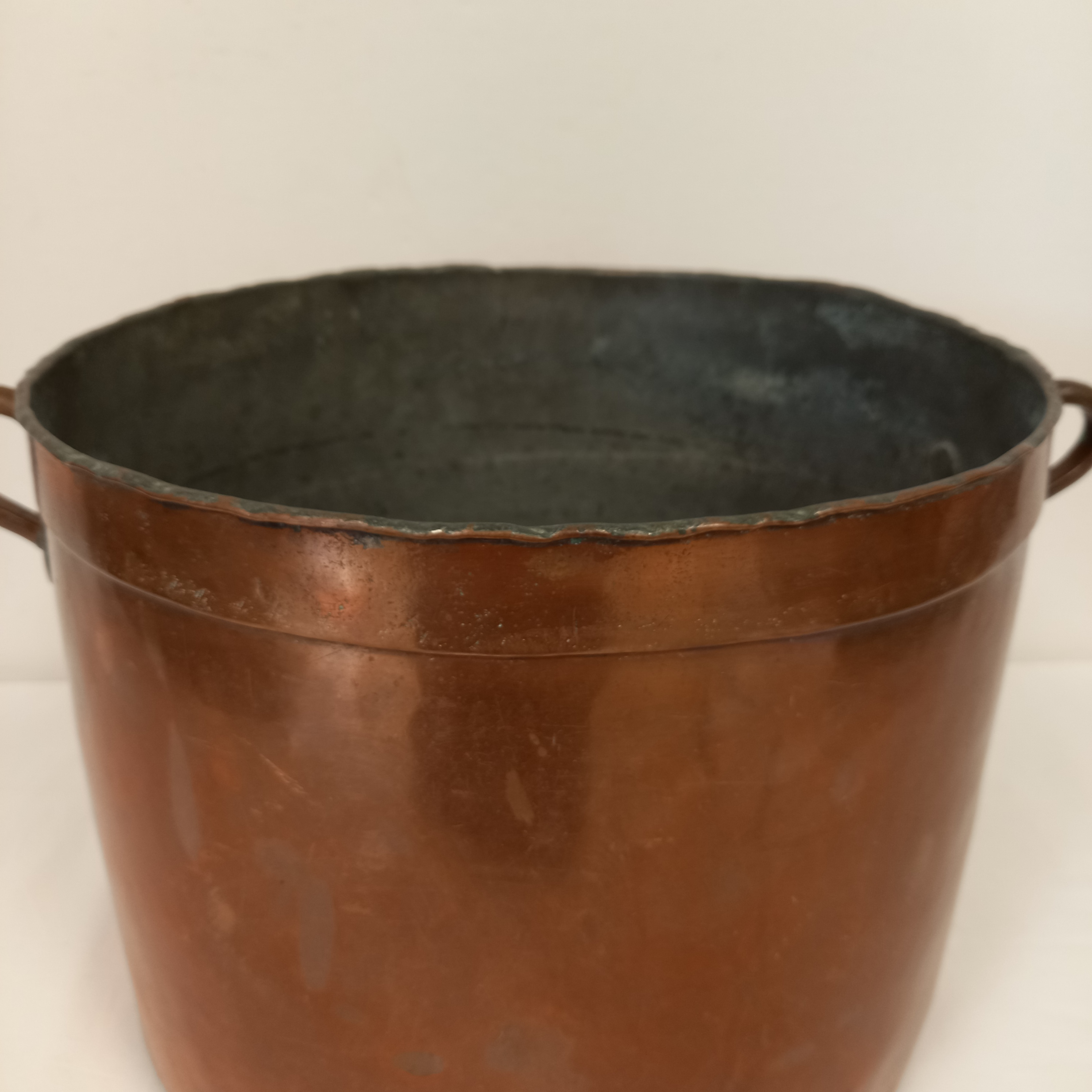 Voir photo 5 de Ancien chaudron marmite en cuivre sans couvercle avec deux anses Ancien chaudron marmite en cuivre sans couvercle avec deux anses Bon état reconditionné photo 5
