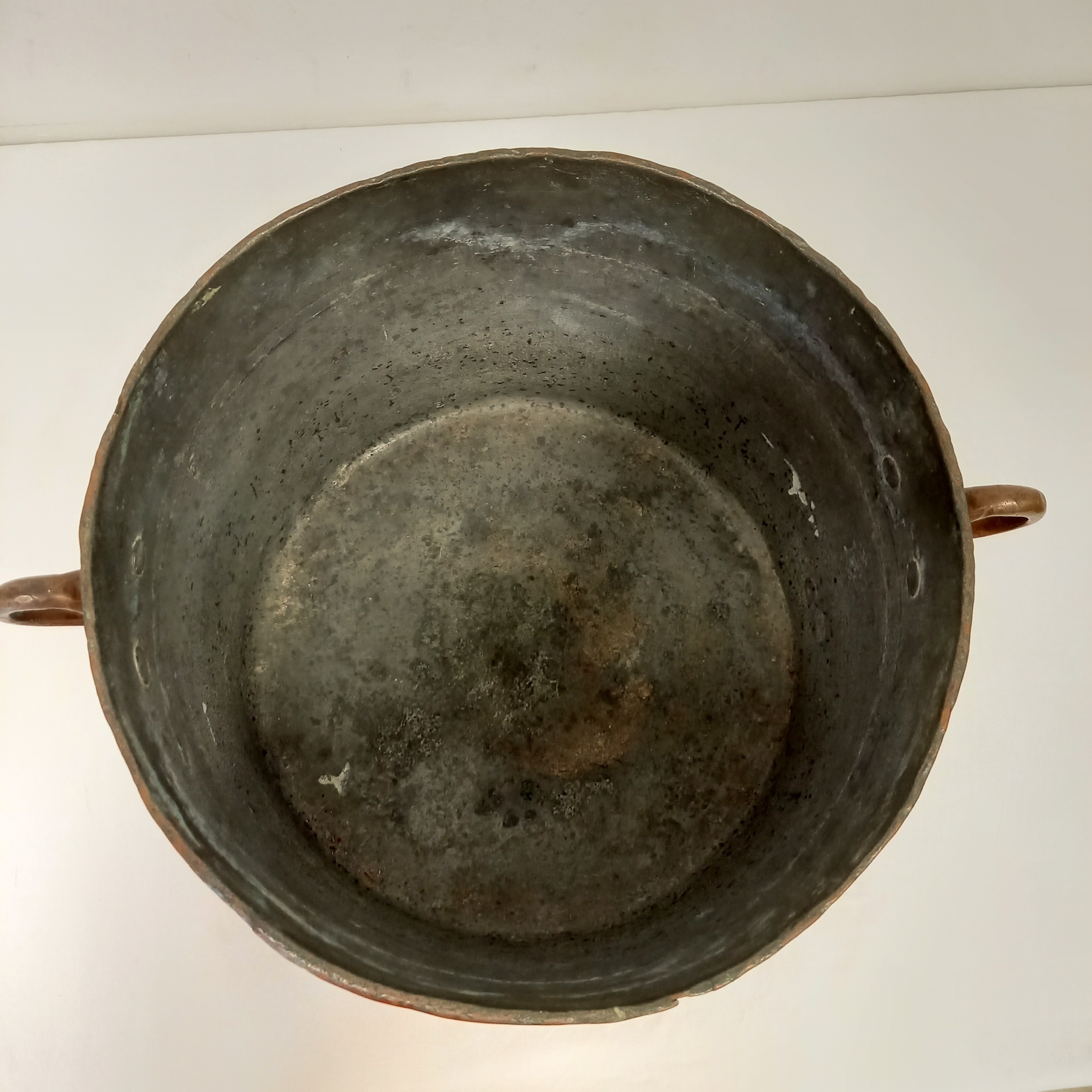 Voir photo 6 de Ancien chaudron marmite en cuivre sans couvercle avec deux anses Ancien chaudron marmite en cuivre sans couvercle avec deux anses Bon état reconditionné photo 6