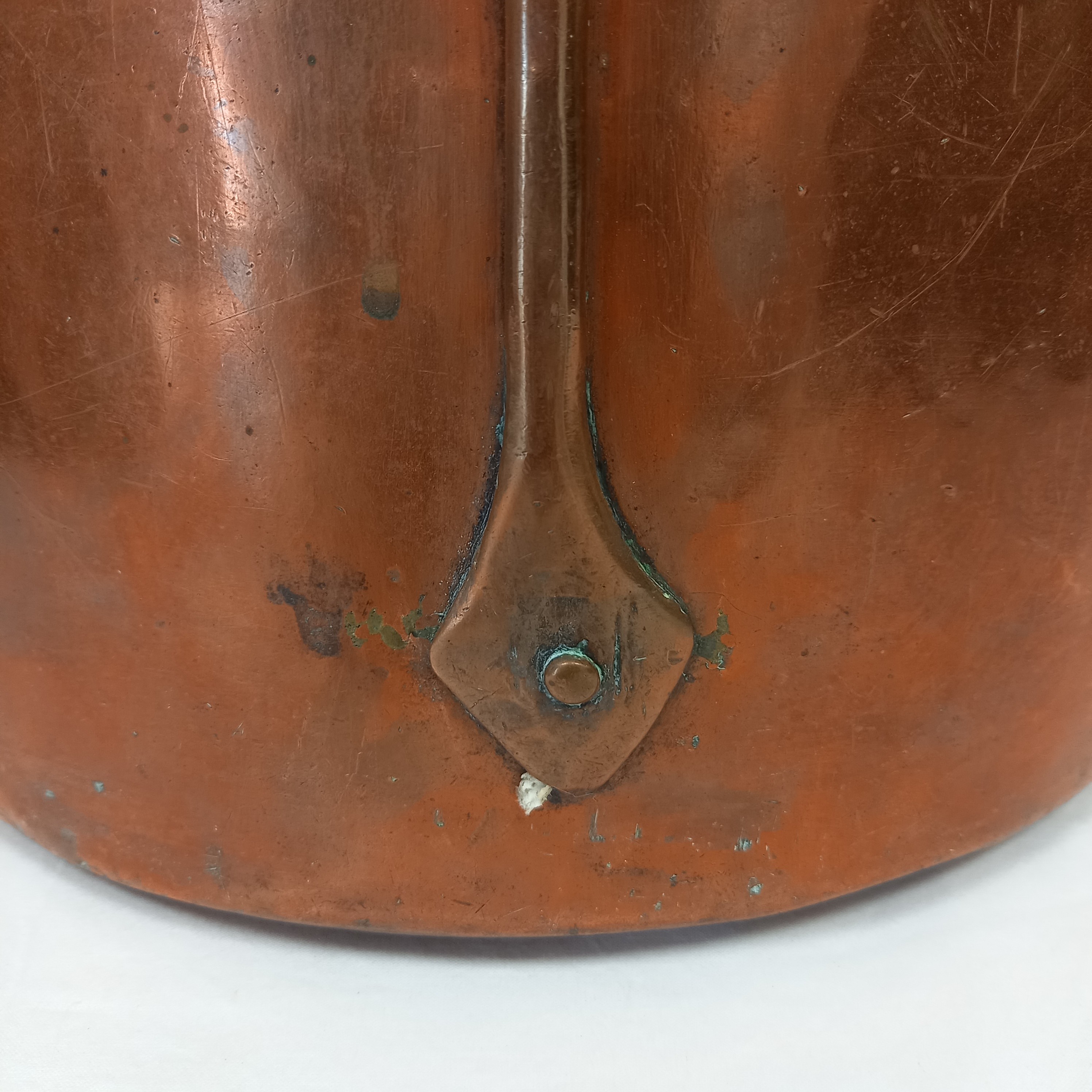 Voir photo 7 de Ancien chaudron marmite en cuivre sans couvercle avec deux anses Ancien chaudron marmite en cuivre sans couvercle avec deux anses Bon état reconditionné photo 7