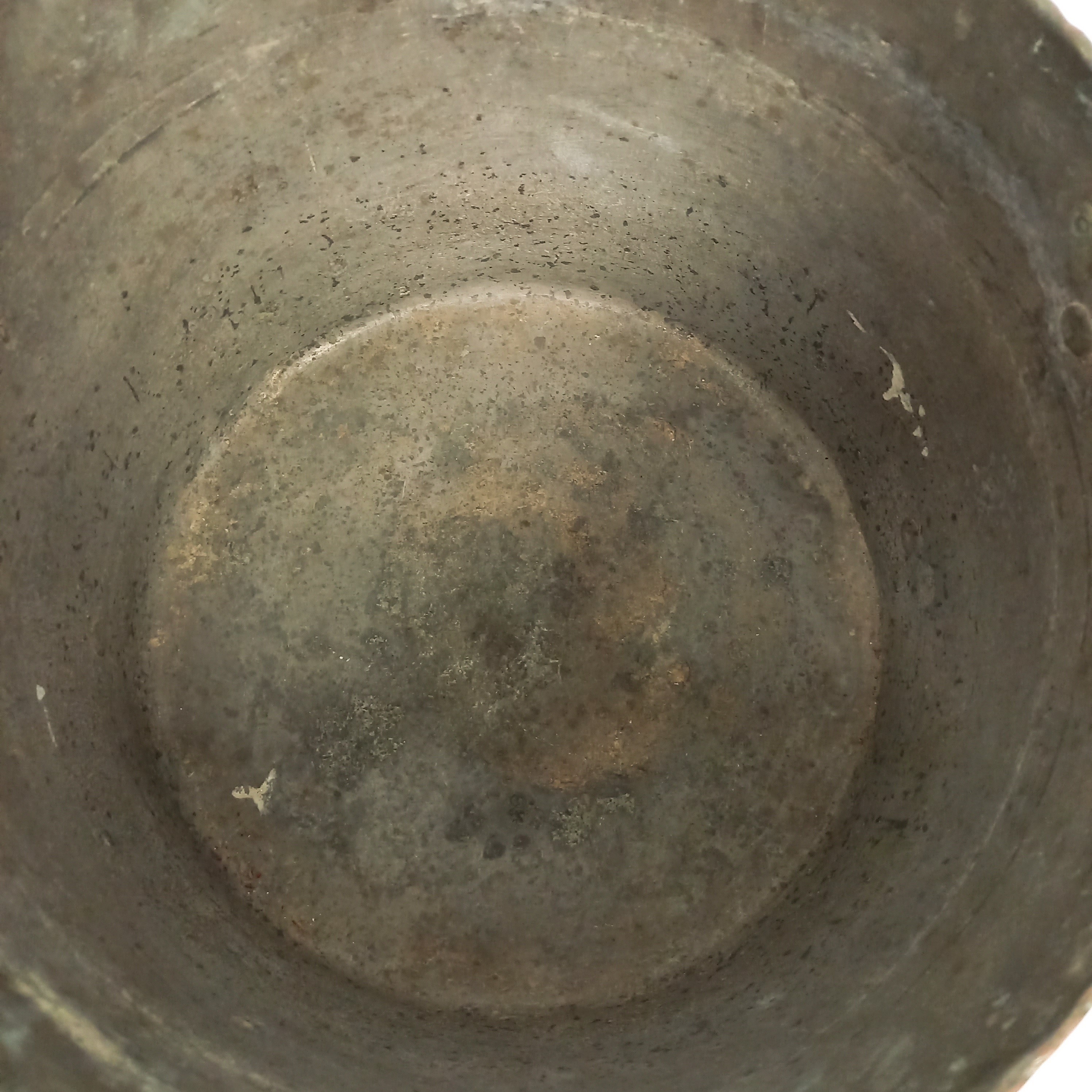 Voir photo 8 de Ancien chaudron marmite en cuivre sans couvercle avec deux anses Ancien chaudron marmite en cuivre sans couvercle avec deux anses Bon état reconditionné photo 8