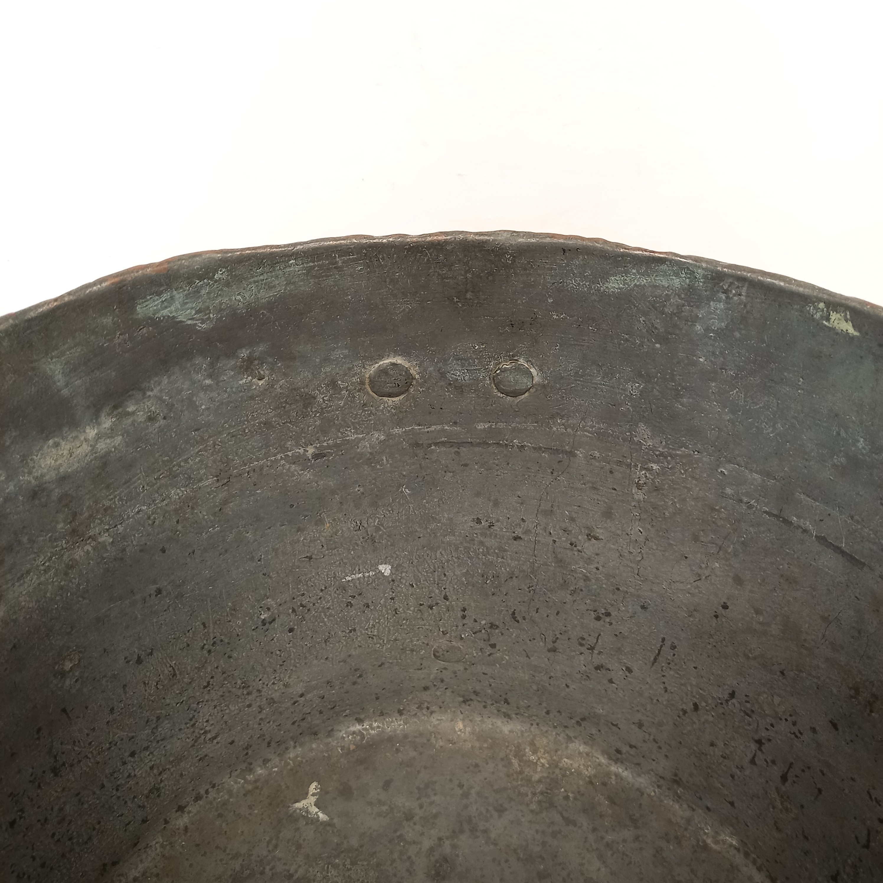 Voir photo 9 de Ancien chaudron marmite en cuivre sans couvercle avec deux anses Ancien chaudron marmite en cuivre sans couvercle avec deux anses Bon état reconditionné photo 9