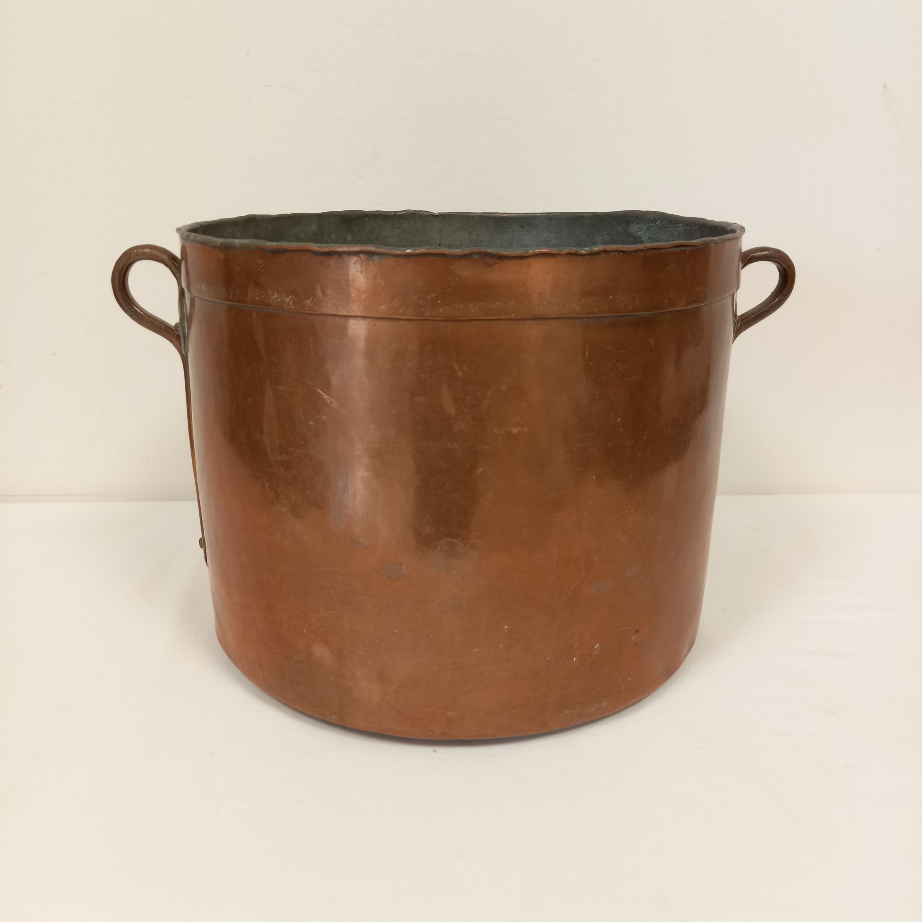 Ancien chaudron marmite en cuivre sans couvercle avec deux anses Bon état - 90,00 € Ancien chaudron marmite en cuivre sans couvercle avec deux anses Bon état reconditionné disponible sur Label Emmaüs